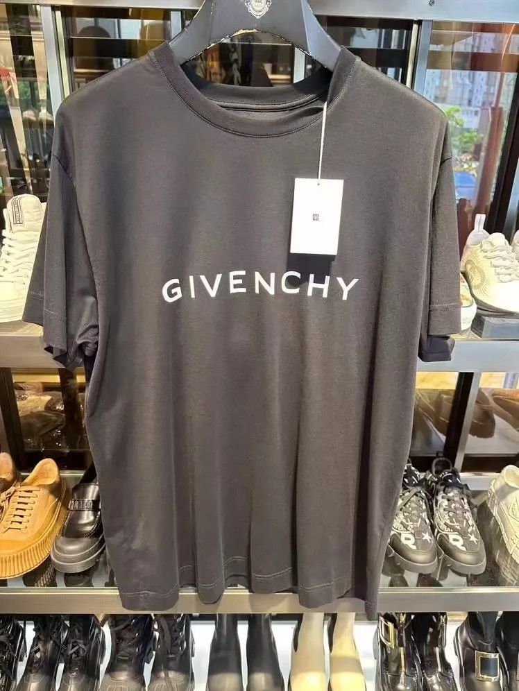 Givenchy Givenchy Brand new short-sleeve T-shirt Size US S / EU 44-46 / 1 - 6 Thumbnail