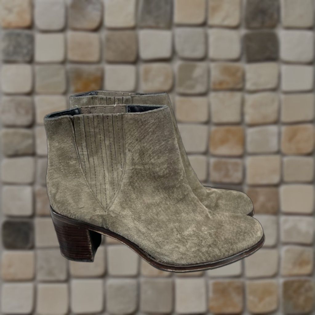Vintage VINTAGE Wolverine 1000 Mile Samantha Pleet Bootie Womens Size 8.5 M Gray Suede Casual Ankle Block Heel Going Out Size US 6.5 / IT 36.5 - 1 Thumbnail