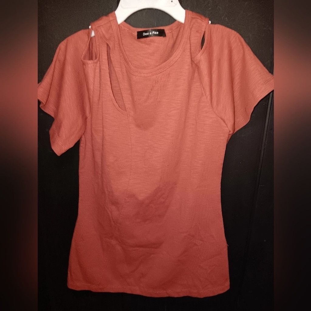 Other Doe & Rae, ladies Dusty rose, cold shoulder, top. nwot Size L / US 10 / IT 46 - 1 Thumbnail