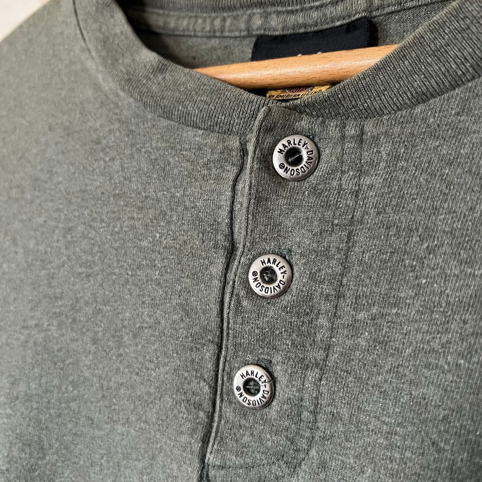 Harley Davidson 90s Harley-Davidson Henley | Milwaukee Sage Green | Size L Size US L / EU 52-54 / 3 - 5 Thumbnail