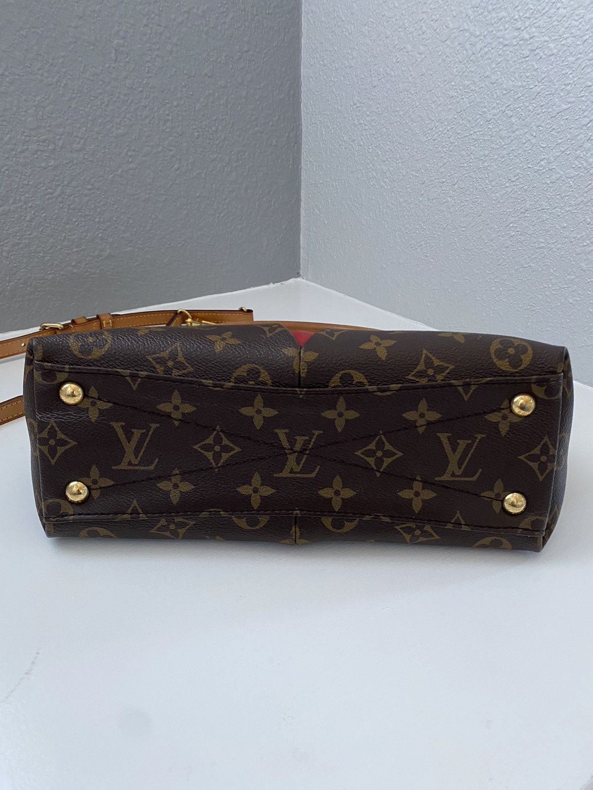 Louis Vuitton Authentic Louis Vuitton V Tote BB Size ONE SIZE - 3 Thumbnail