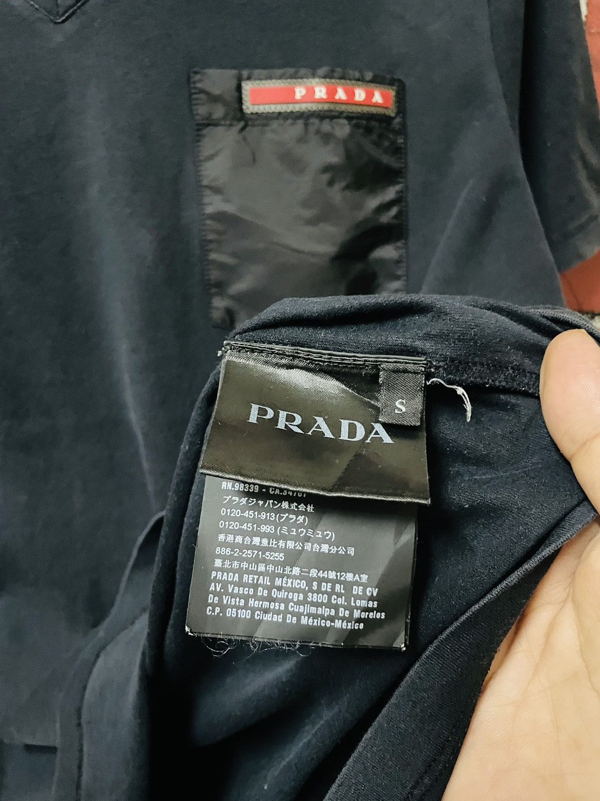 PRADA V NECK RUBBER LOGO SINGLE POCKET SHIRTS