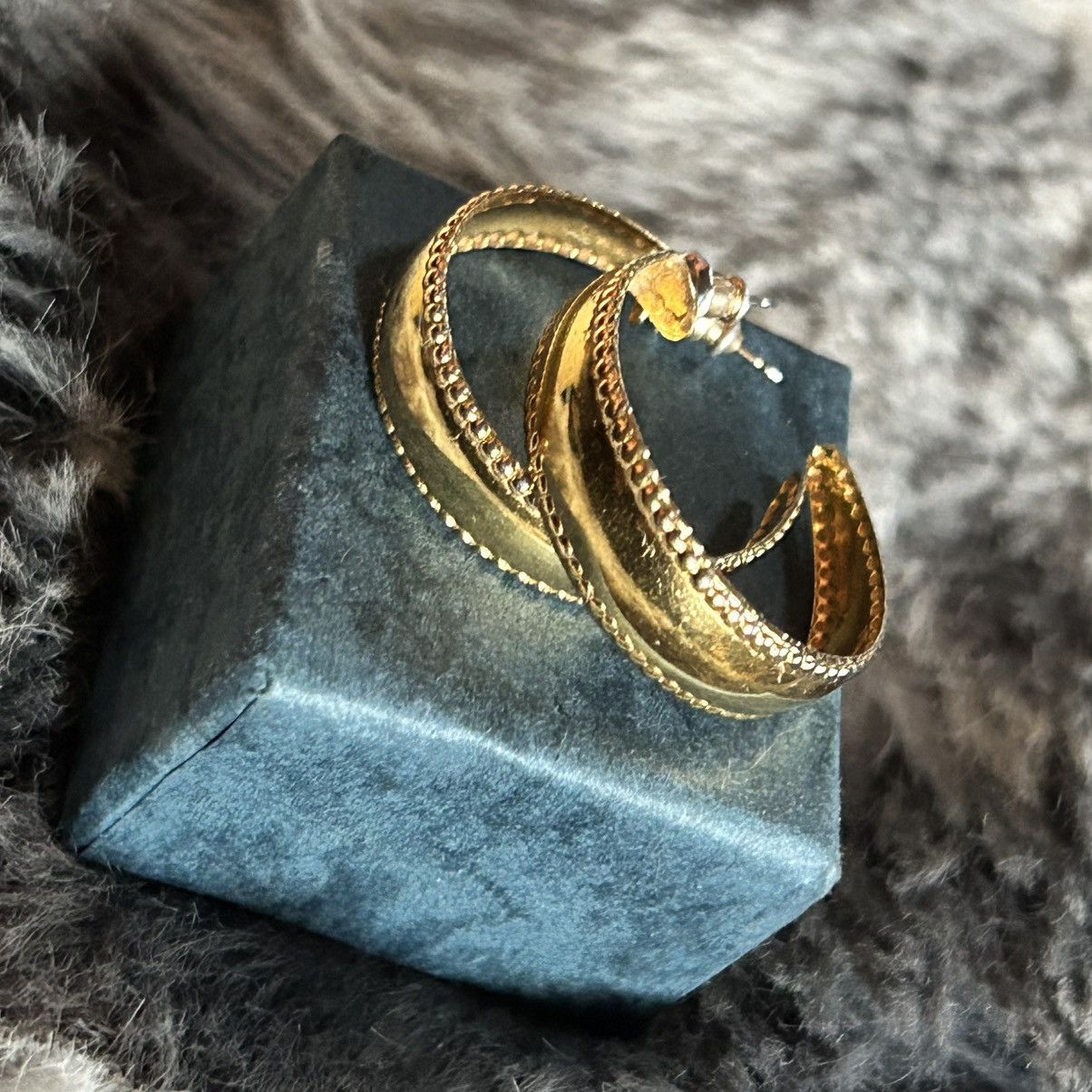 Vintage Vintage 80s gold plated mirror finish grommet hoop earrings Size ONE SIZE - 3 Thumbnail