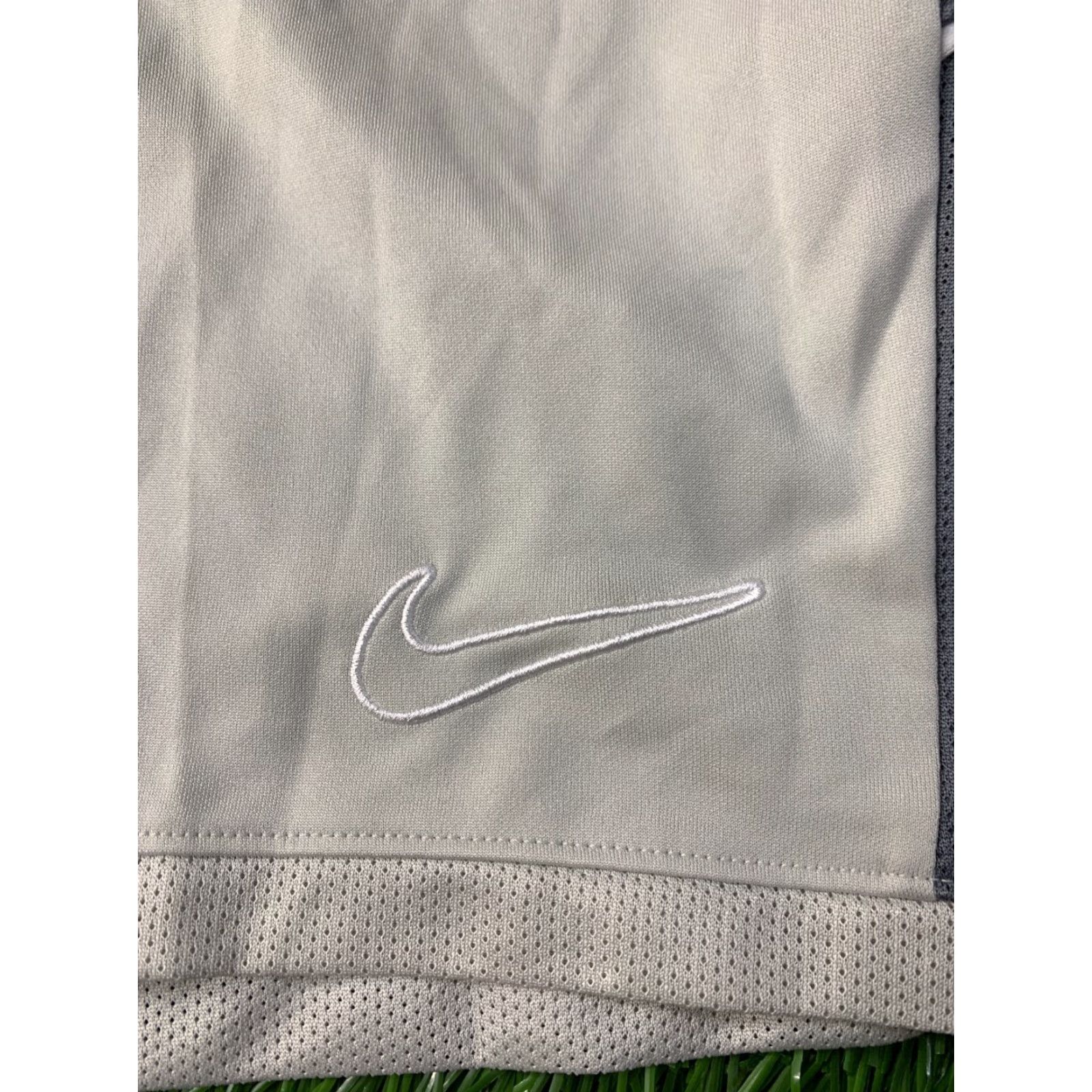 Nike NIKE Dri-Fit Academy Original 2025 Men Football Slim Shorts S Gray and White Sports Nike Dri-Fit Academy Short Mens Slim Fit Shorts Size US 29 - 2 Thumbnail