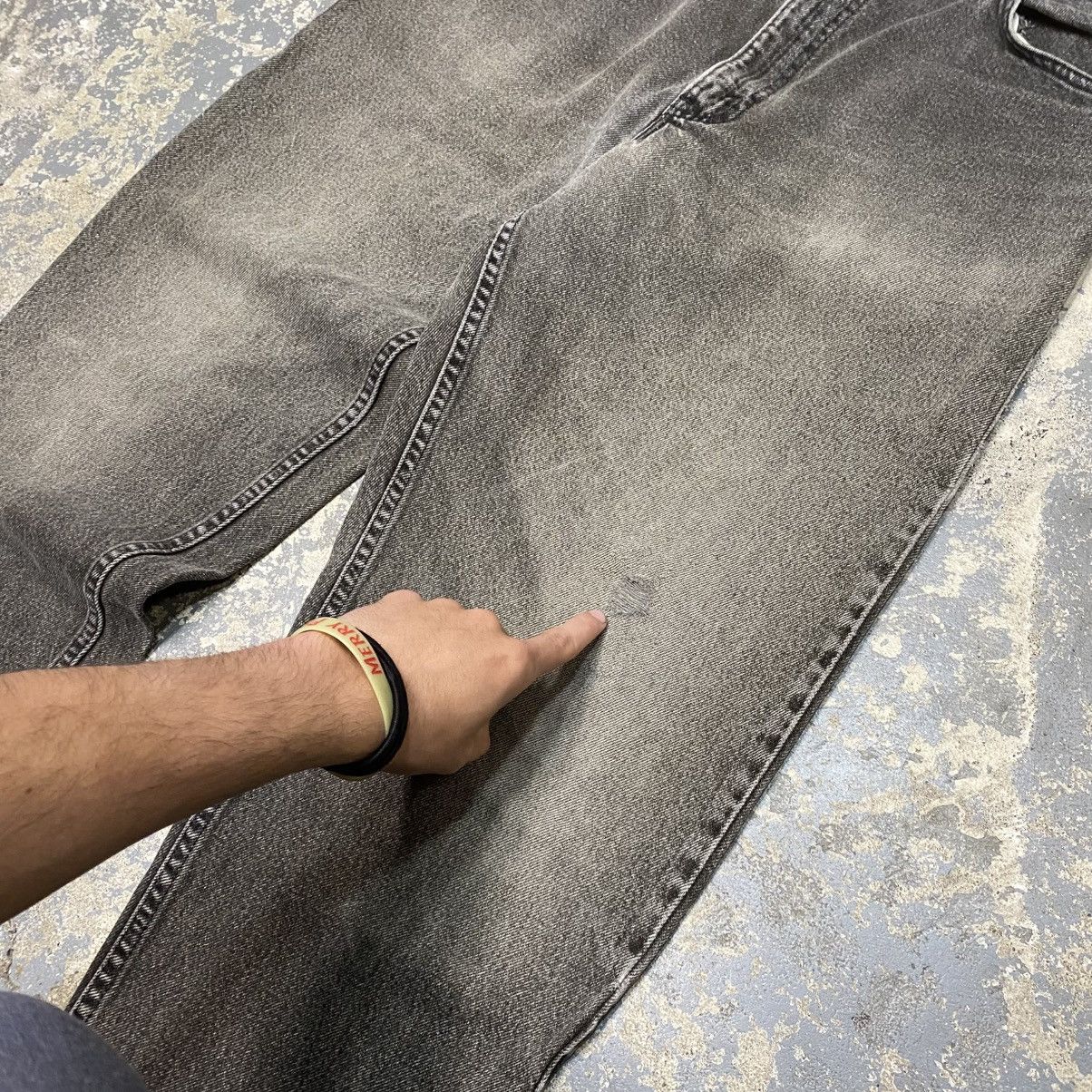 Levi's × Vintage Vintage Levi’s 550 Relaxed Fit Black Faded Denim Jeans 90s Size US 37 - 7 Thumbnail