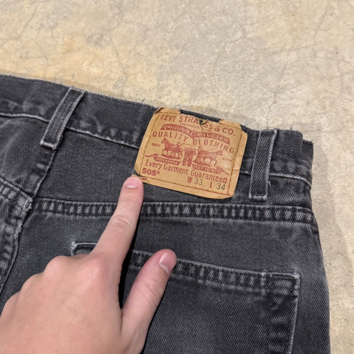 Levi's Vtg 1990s Levi’s 505 Faded Distressed Black Jeans ERD Grunge Size US 32 / EU 48 - 11 Thumbnail