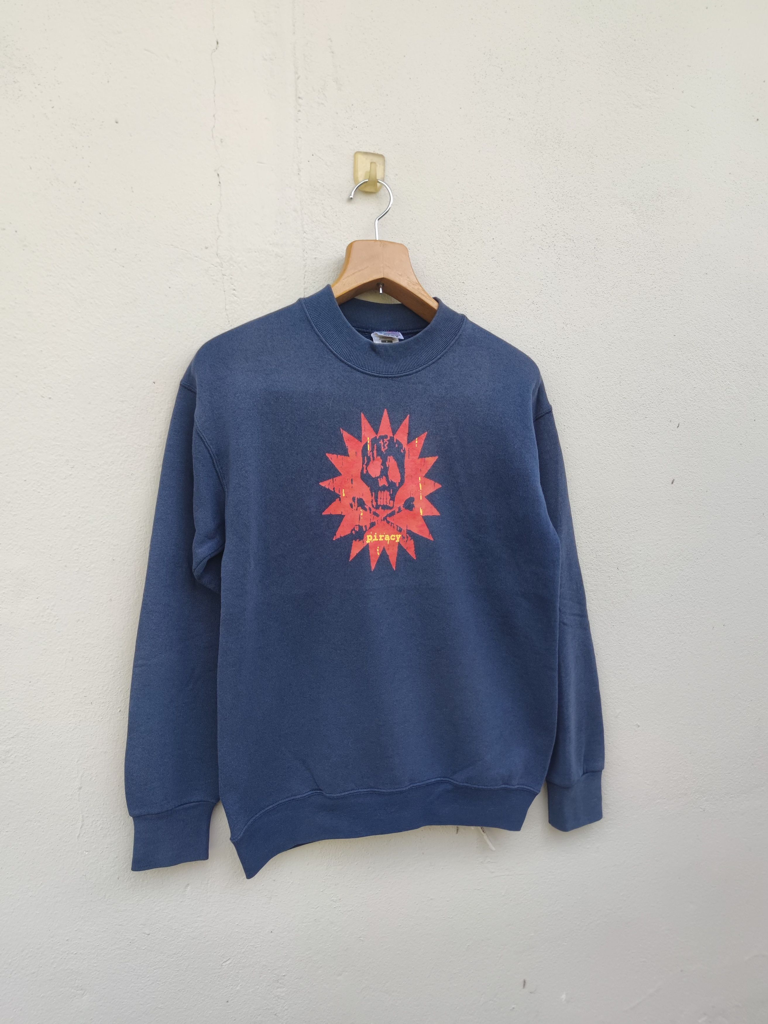 Vintage Vintage 90s Piracy Skull Crewneck Sweatshirt Size US S / EU 44-46 / 1 - 2 Thumbnail
