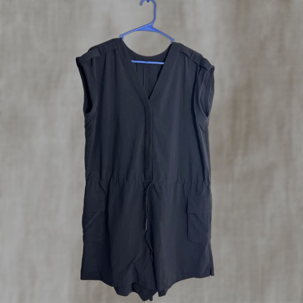 Athleta Athleta Romper Women's 12 Black Cap Sleeve Short Sleeve 3.5" Inseam Semi-Fitted One-Piece Size 34" / US 12 / IT 48 - 1 Thumbnail