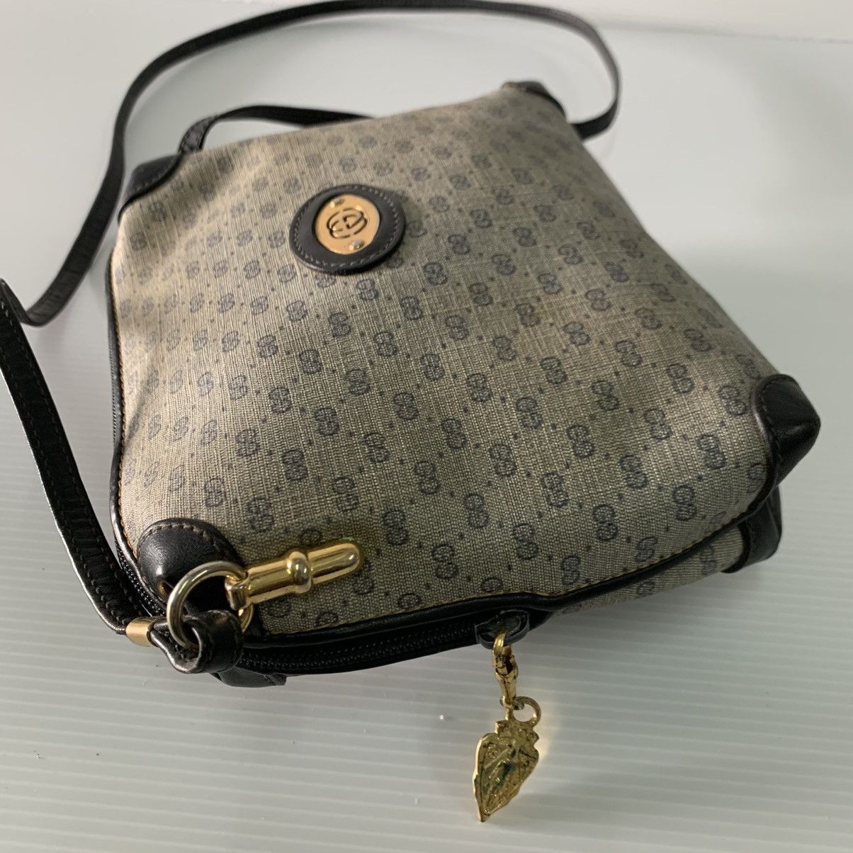Gucci Authentic Gucci Vintage Slingbag Size ONE SIZE - 11 Thumbnail
