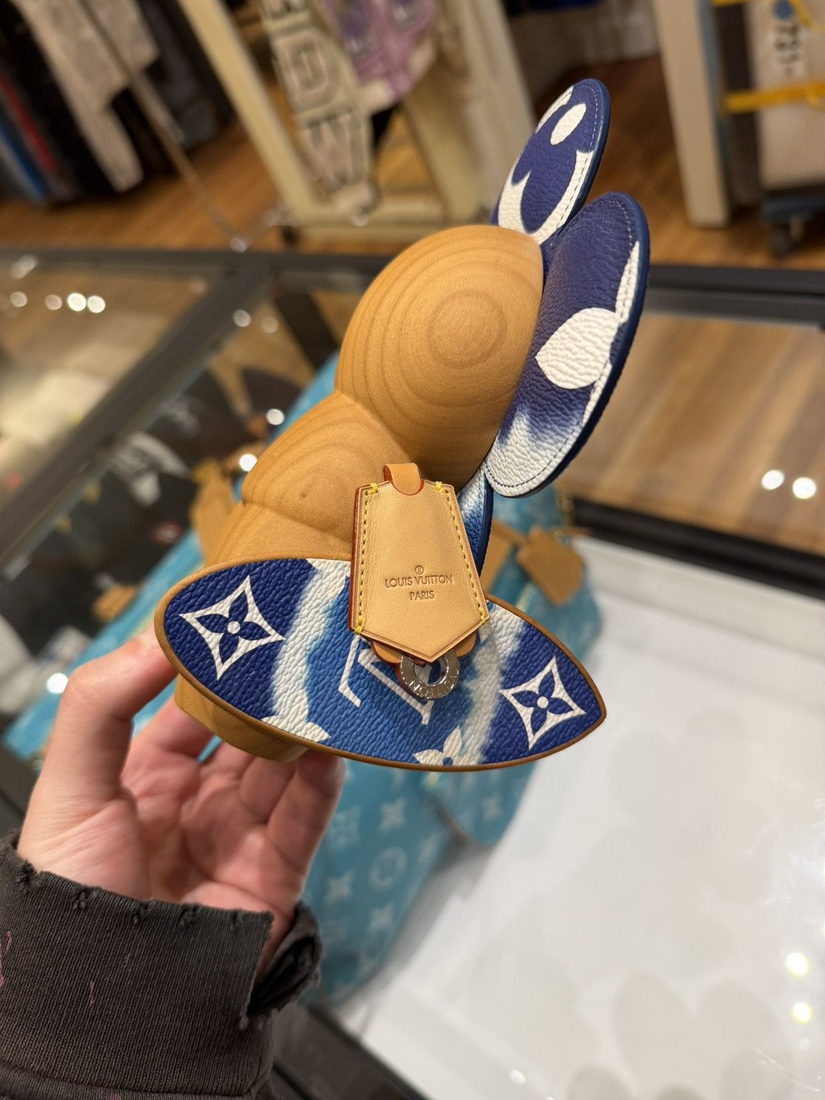 Louis Vuitton Louis Vuitton Escale Monogram Surf Vivienne Figurine Size ONE SIZE - 6 Thumbnail