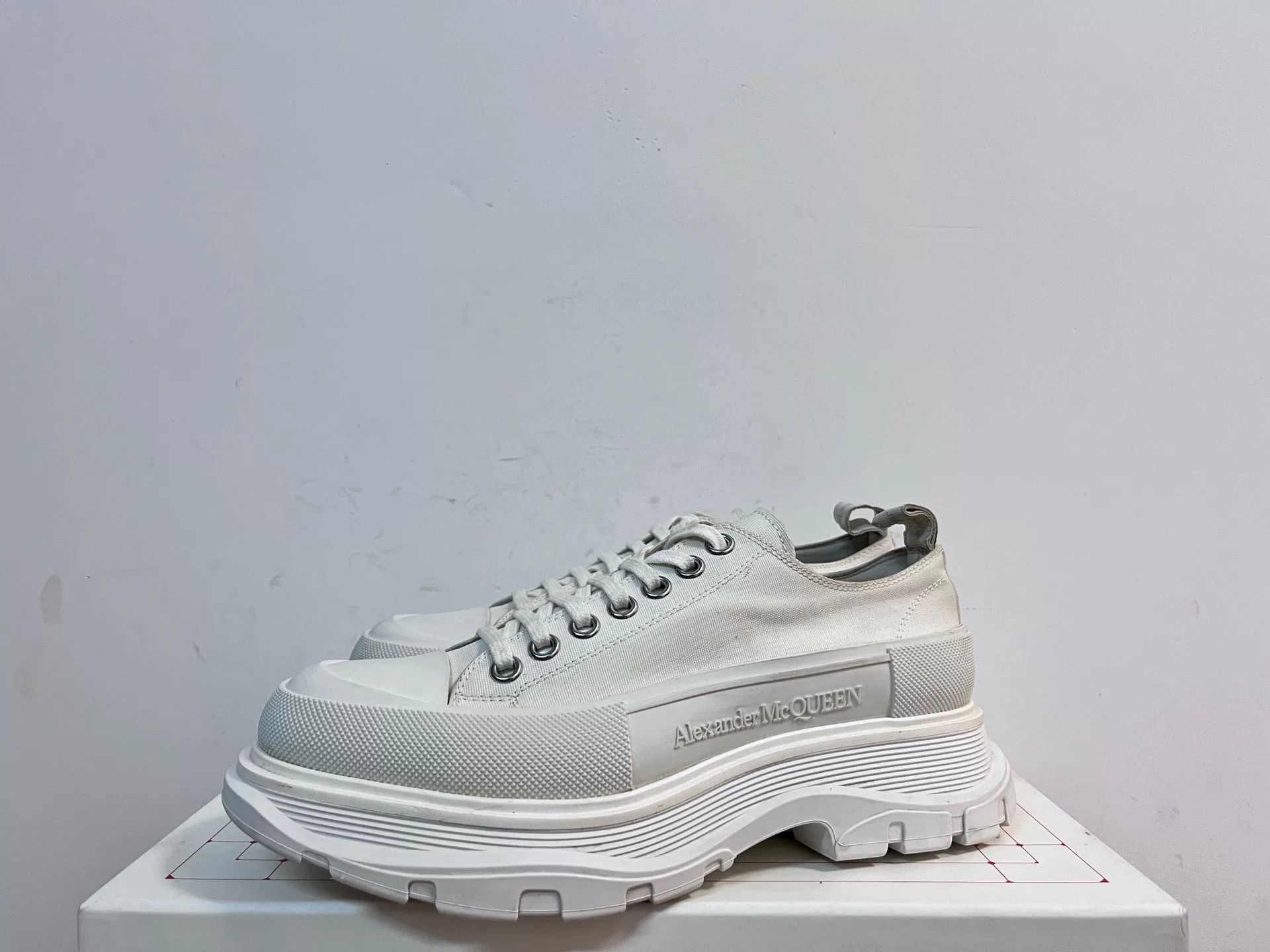 Alexander McQueen Alexander McQueen White Lowtop Sneakers 8 Men Size US 8 / EU 41 - 1 Thumbnail