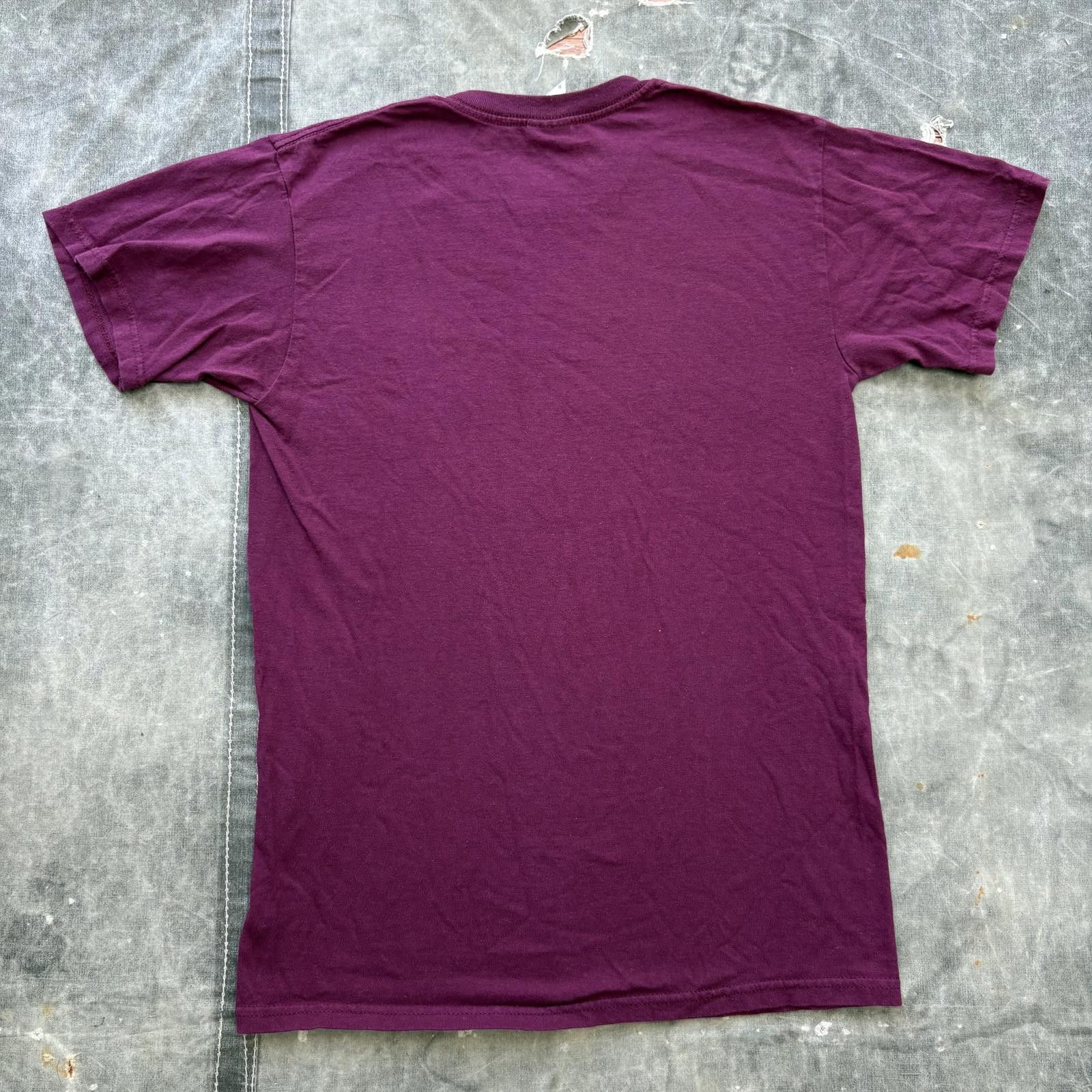 Gildan Vintage Y2K Burgundy Leap World Changers Abstract Shirt Size US S / EU 44-46 / 1 - 5 Thumbnail