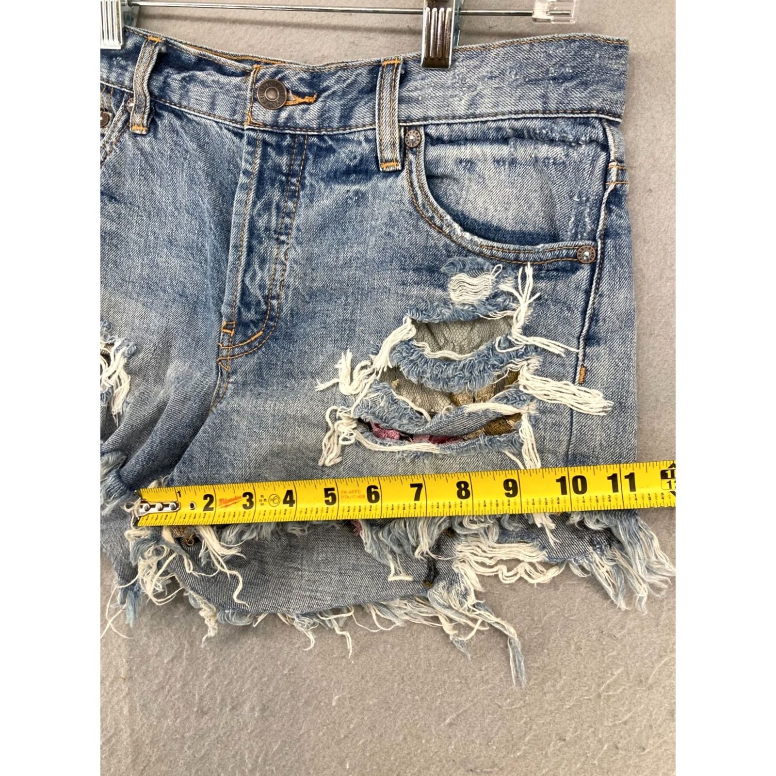 Vintage We The Free Womens Shorts 27 Distroyed Raw Hem Festival Denim Blue 5-Pocket Cut-Off Street Bohemian Festival Womens Size 27" / US 4 / IT 40 - 6 Thumbnail