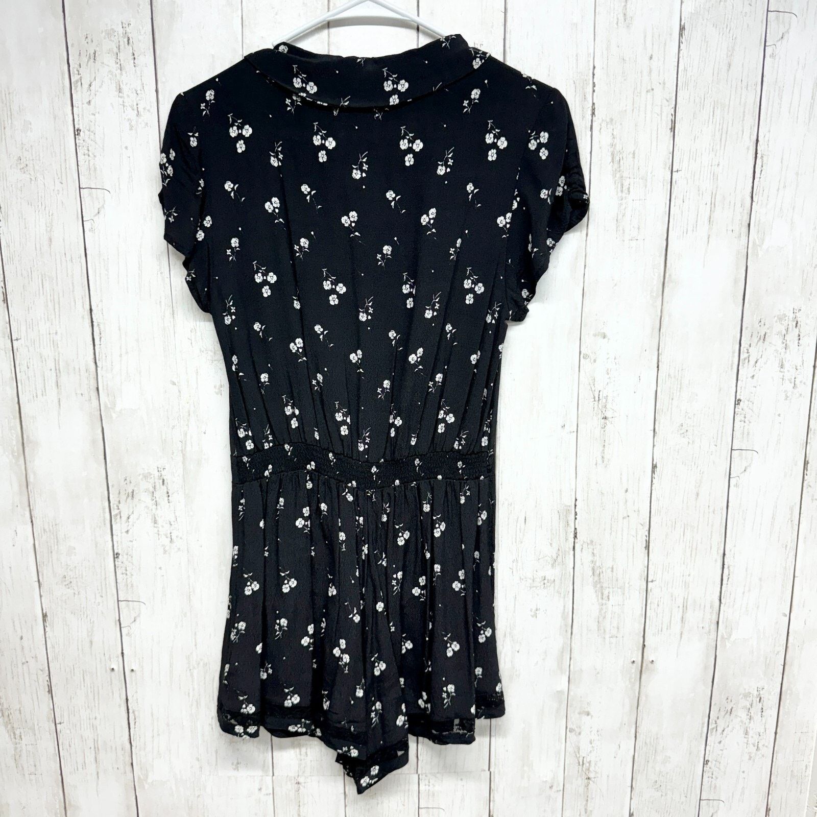 Urban Outfitters Urban Outfitters Romper Size Small Black Floral Cap Sleeve Size 27" / US 4 / IT 40 - 7 Thumbnail