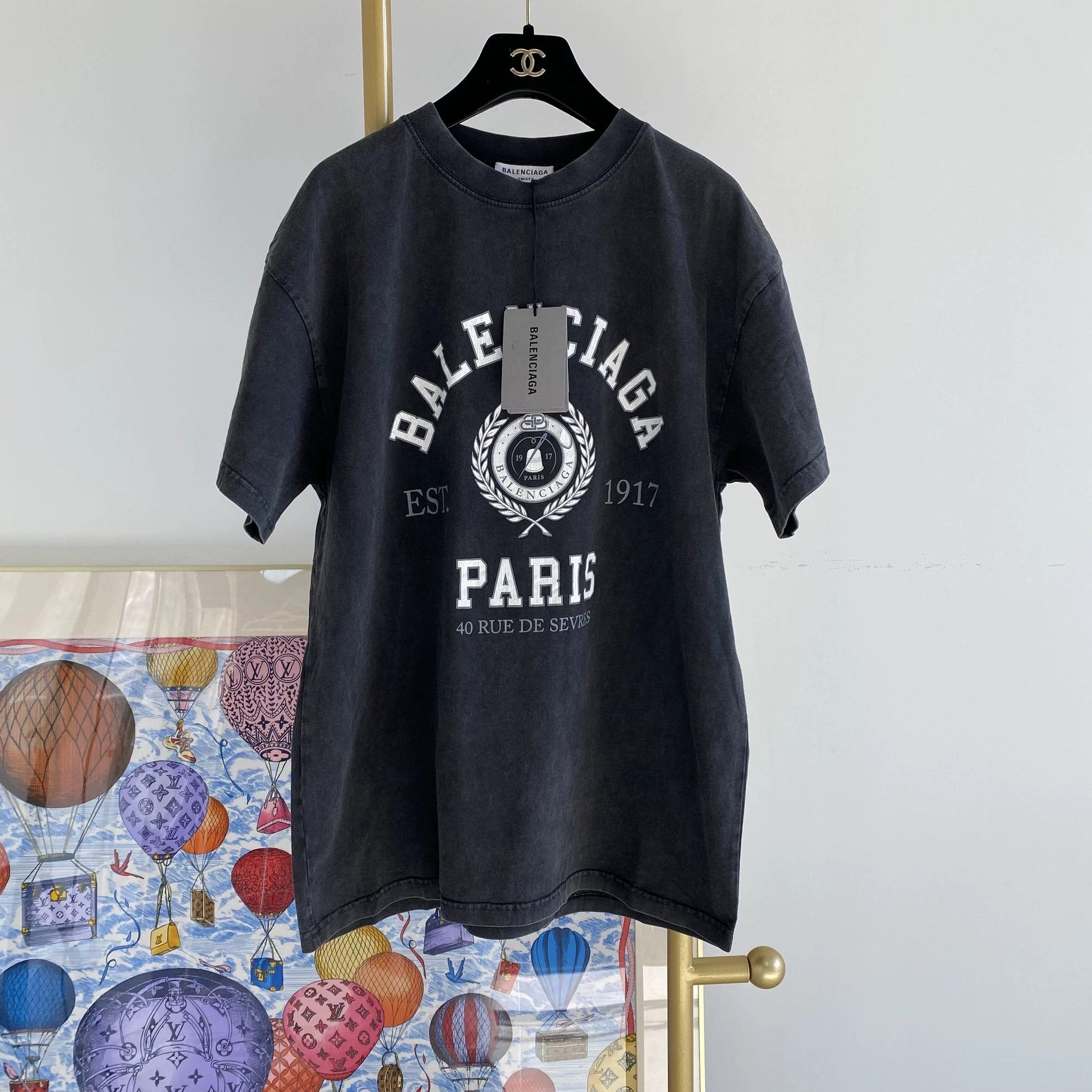 Balenciaga Balenciaga Distressed Gray Logo T-shirt M NWT Size US M / EU 48-50 / 2 - 1 Thumbnail