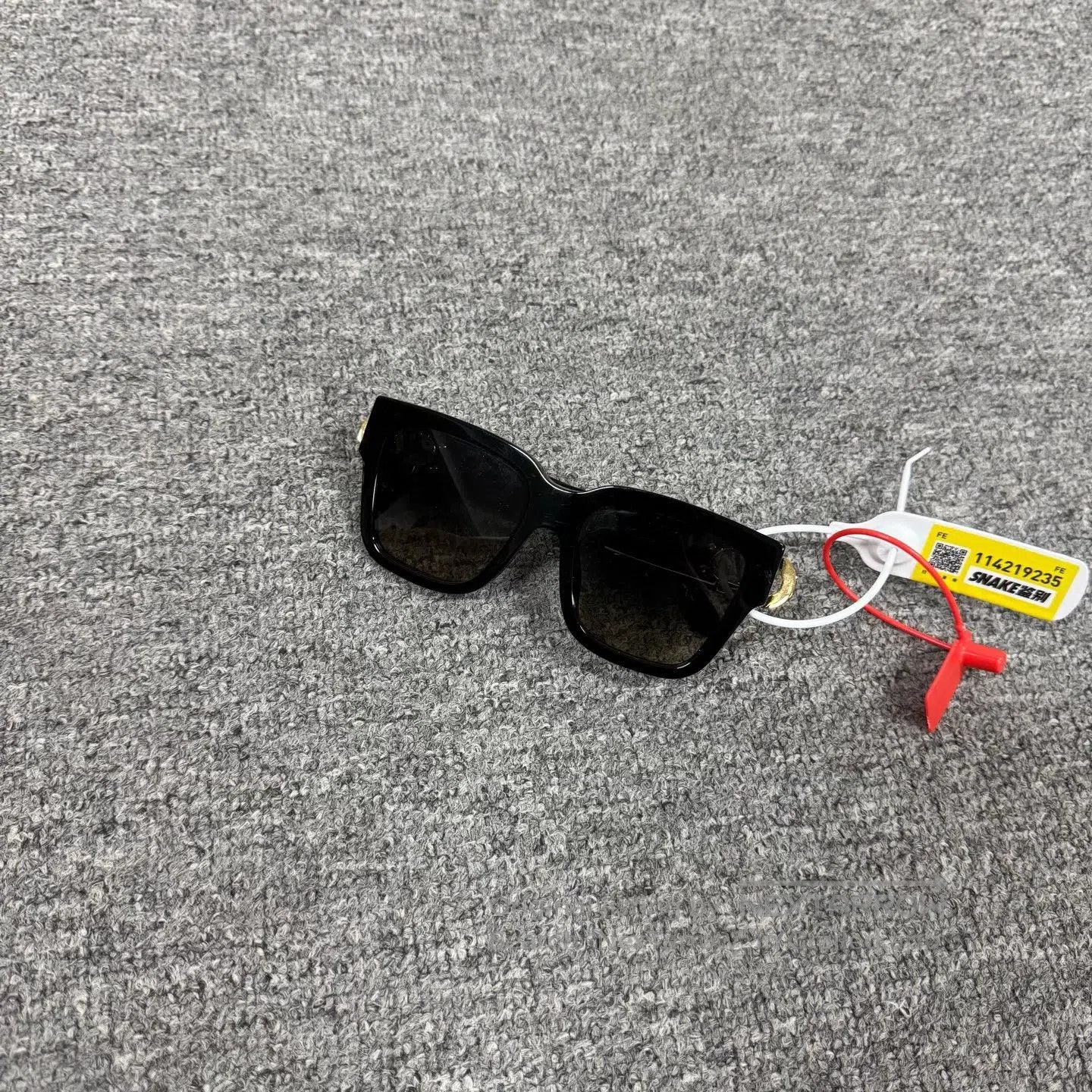Louis Vuitton Louis Vuitton Black framed metal V-shaped sunglasses| Size ONE SIZE - 2 Thumbnail