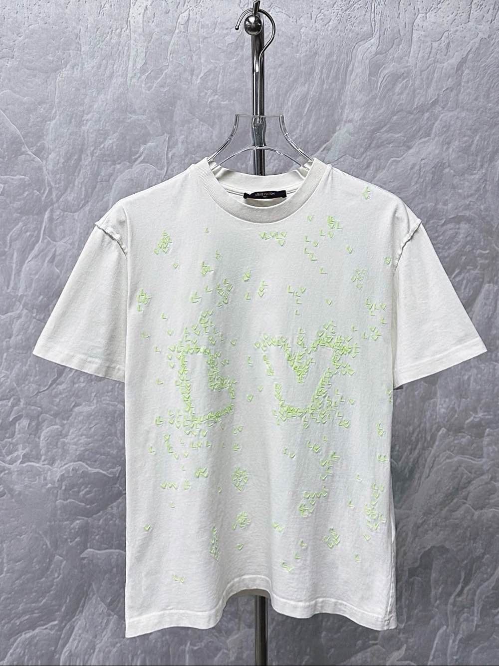 Louis Vuitton Louis Vuitton Spread LV Logo T-Shirt Size XXL Size US XXL / EU 58 / 5 - 1 Thumbnail