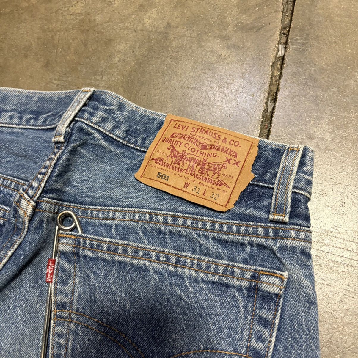 Levi's Vintage Levis 501 Jeans Button Fly Fade Washed Denim 90s USA Size US 31 - 13 Thumbnail