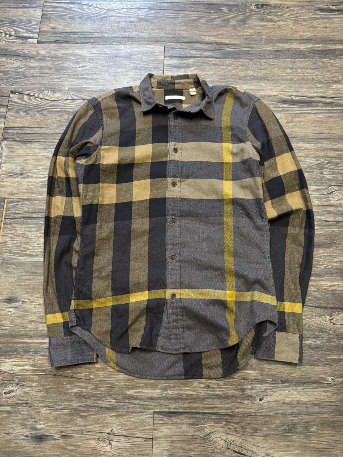 Burberry BURBERRY PLAID CHECK PATTERN COLLARED BUTTON UP SHIRT Size US S / EU 44-46 / 1 - 1 Thumbnail