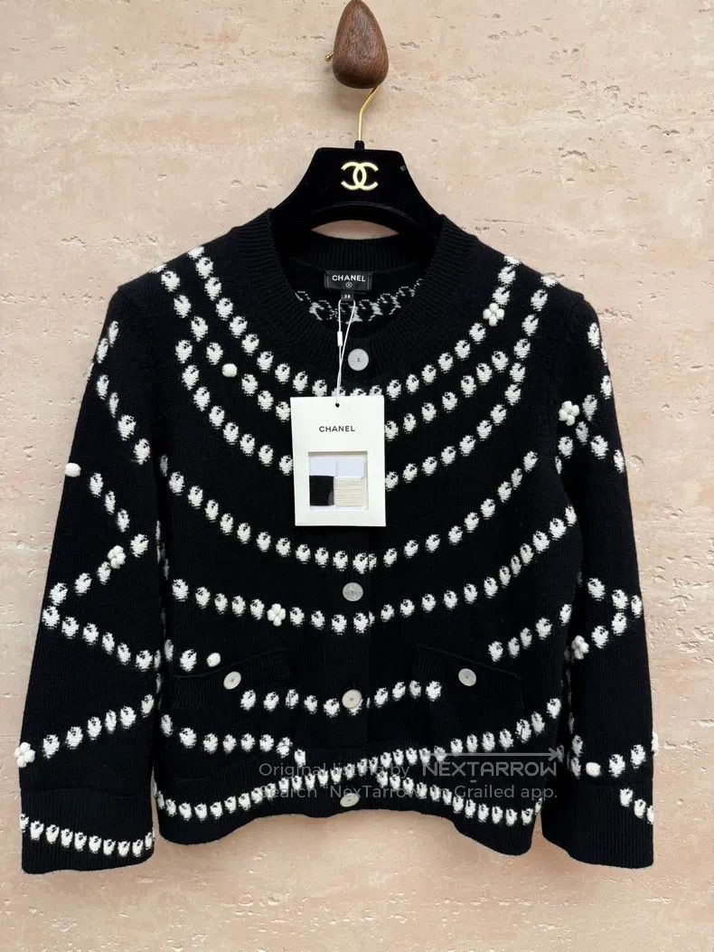 Chanel Chanel 25P black mother-of-pearl buckle cashmere cardigan Size XS / US 0-2 / IT 36-38 - 1 Thumbnail