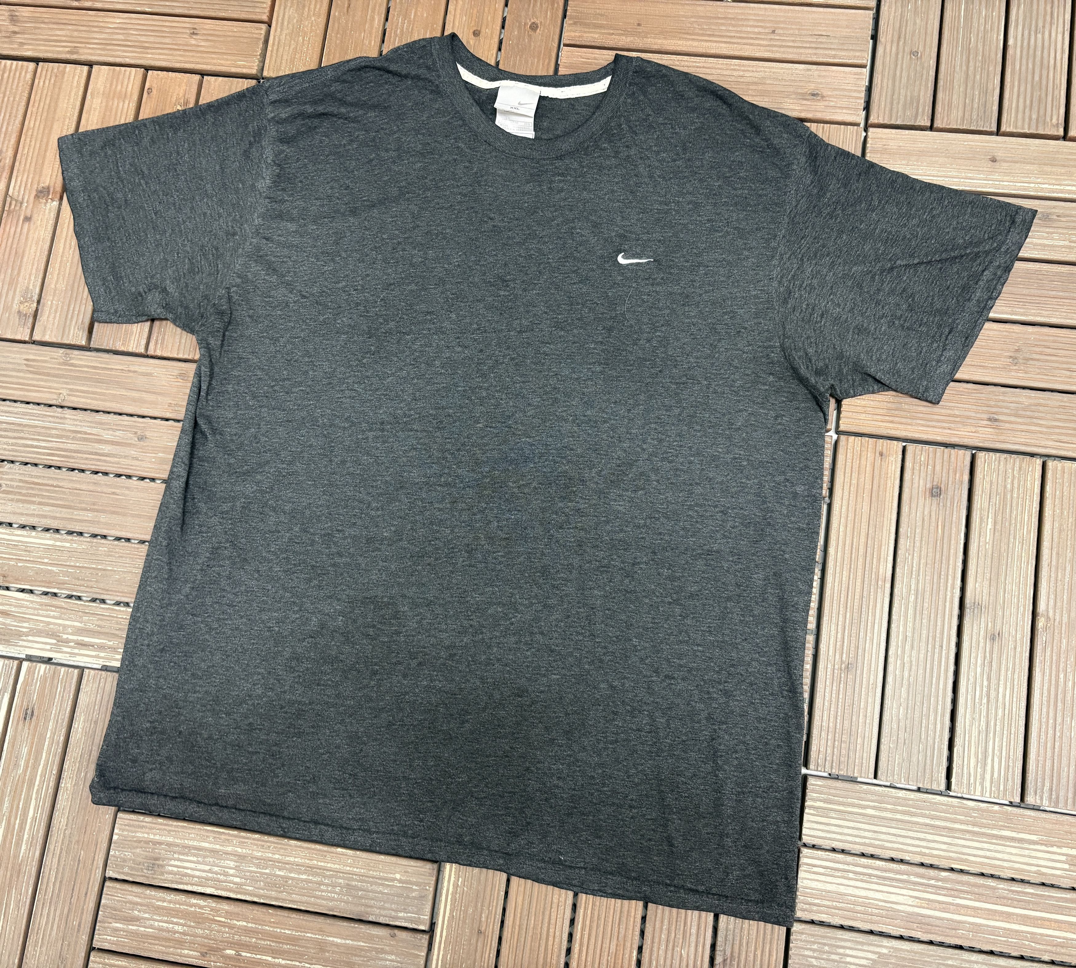 Nike Nike Small Swoosh Embroidered Vintage Grey T-Shirt Tee Size US XXL / EU 58 / 5 - 2 Thumbnail