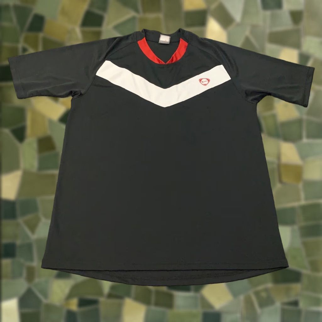 Nike VINTAGE Nike Soccer Shirt Mens L Black T-Shirt Embroidered Swoosh Logo Y2K 90s Size US L / EU 52-54 / 3 - 1 Thumbnail