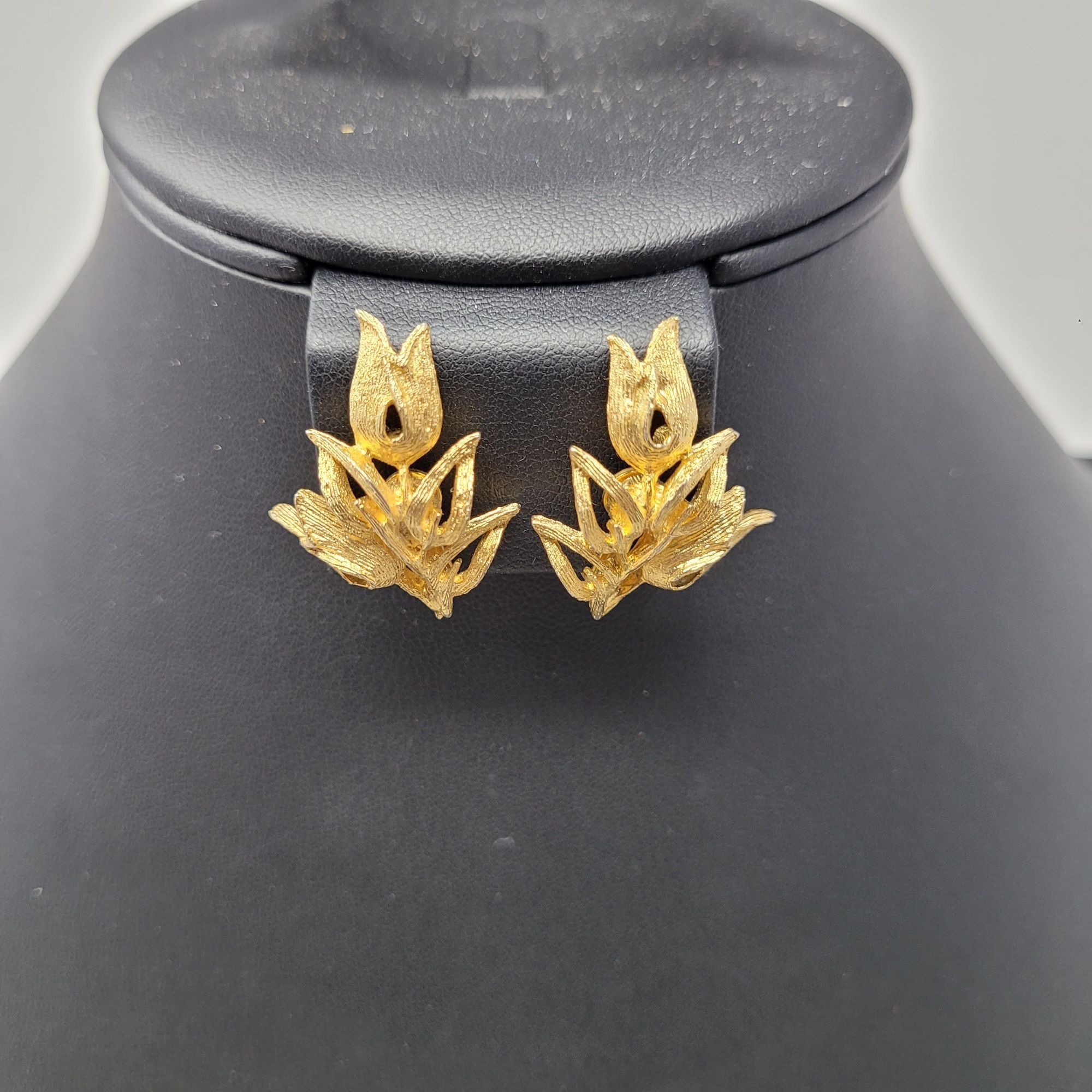 Vintage Vintage 80s Brushed Gold Climbing Tulip Clip-On Earrings Fla Size ONE SIZE - 7 Thumbnail