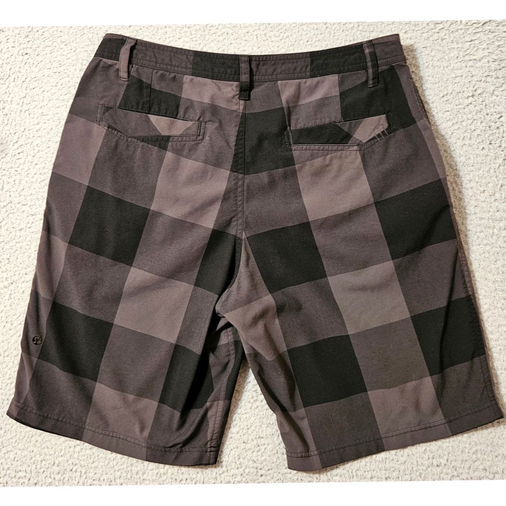Lululemon Lululemon Shorts Mens 36 Black Gray Plaid Checkered Flat Front Size 36 x 10 Size US 36 / EU 52 - 2 Thumbnail