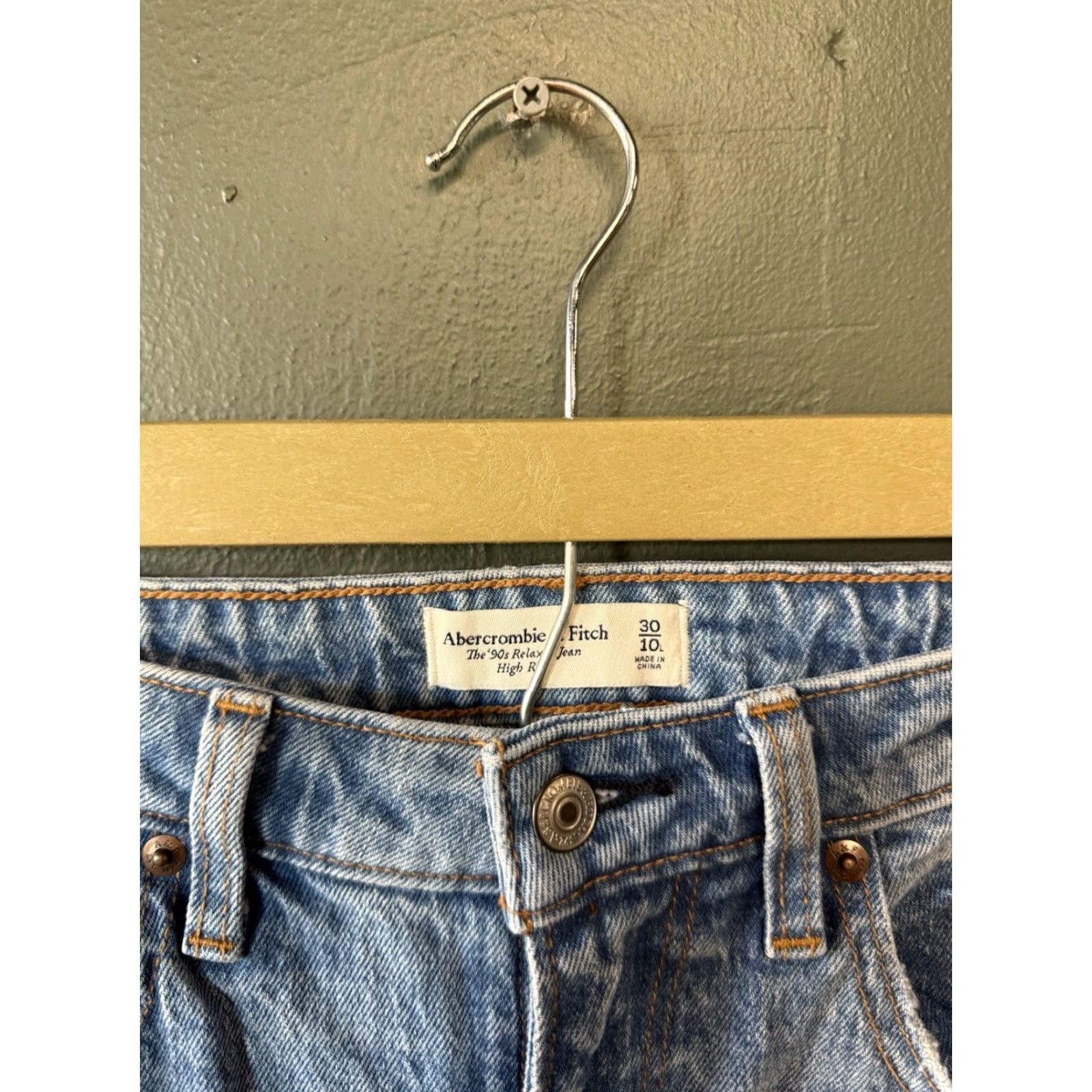 Abercrombie & Fitch Abercrombie & Fitch Womens Jeans 90s Distressed Relaxed Straight Blue 30 Inseam 31 Denim 30 Regular 10L | 90s Theme | Distressed Jeans Women Size 32" / US 10 / IT 46 - 3 Thumbnail