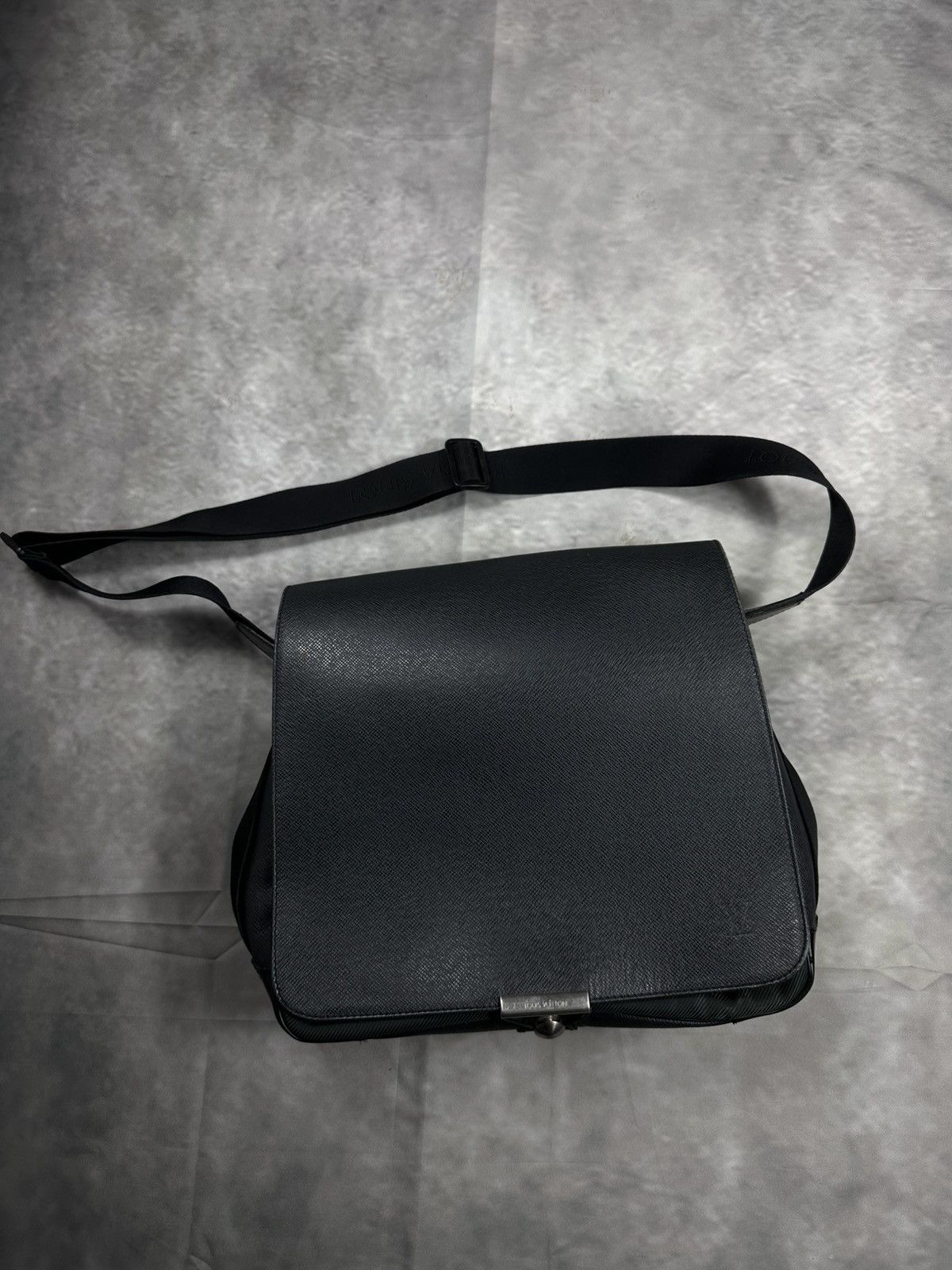 Louis Vuitton Louis Vuitton shoulder bag taiga viktor messenger Size ONE SIZE - 2 Thumbnail
