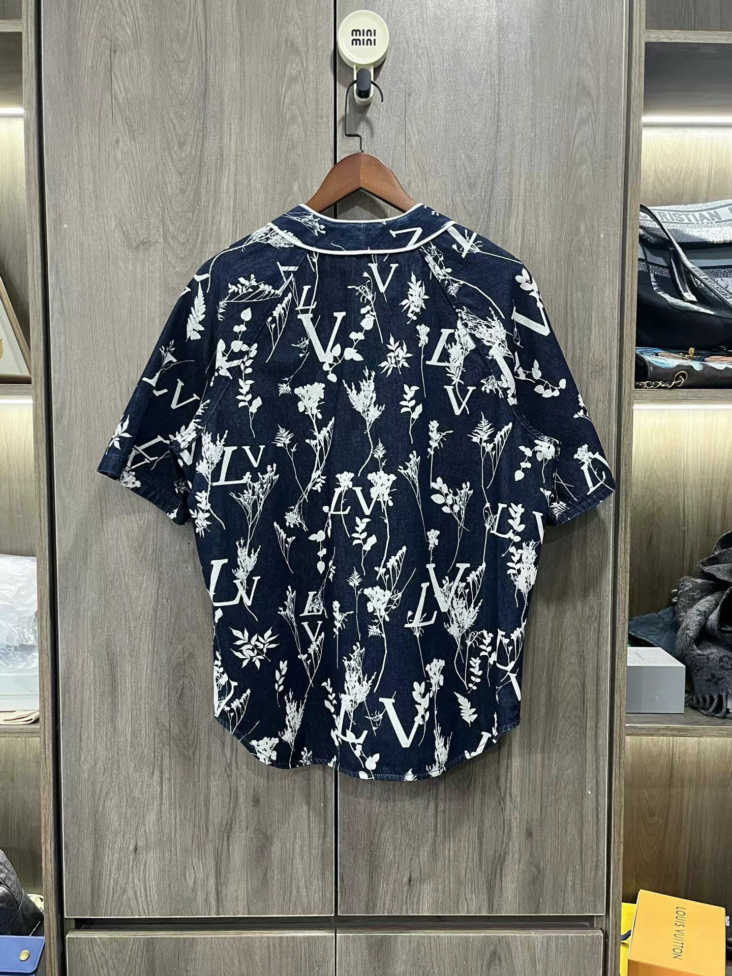 Louis Vuitton Louis Vuitton LV button ups Size US S / EU 44-46 / 1 - 3 Thumbnail