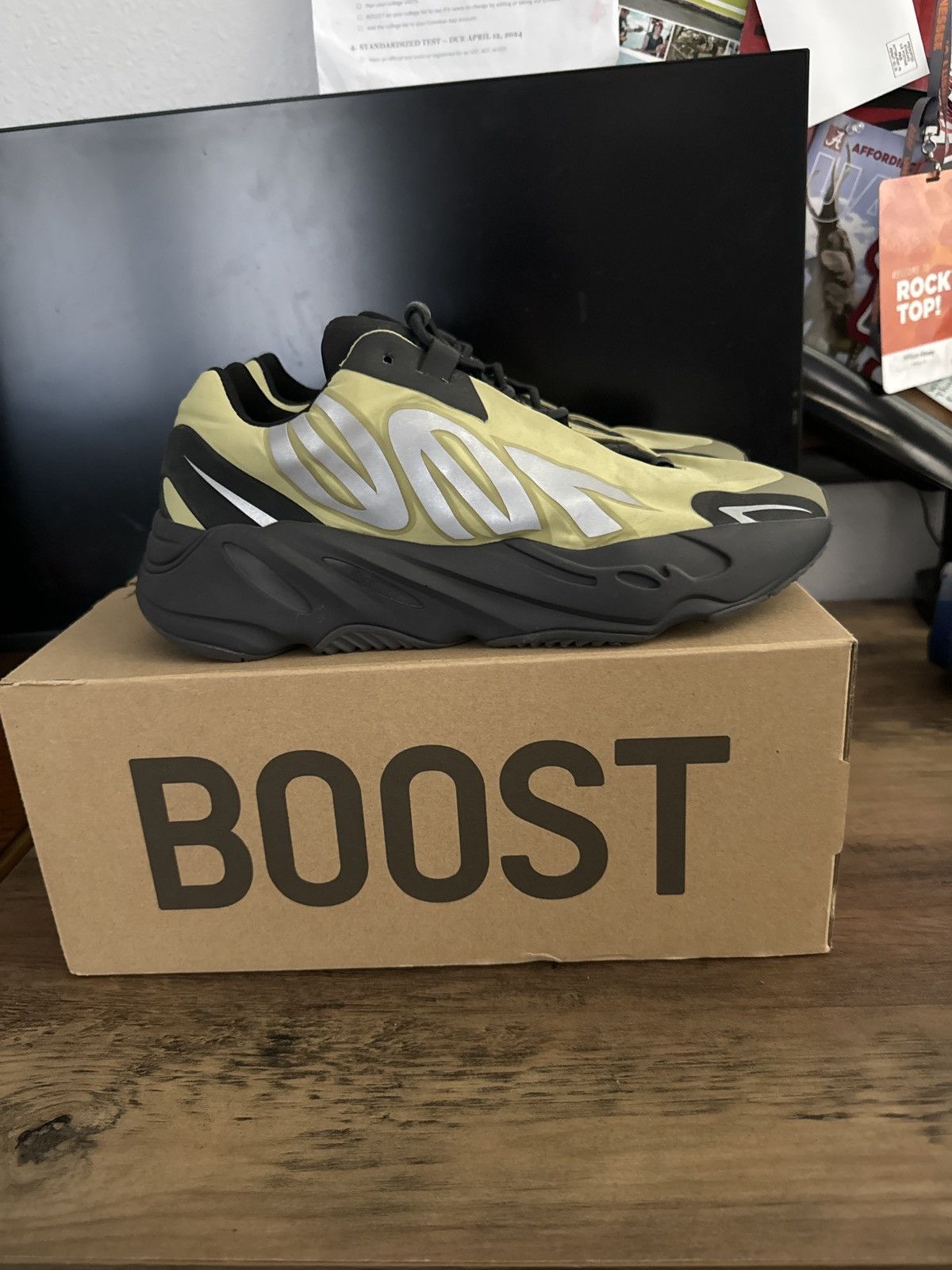 Adidas × Yeezy Yeezy 700 MNVM Resin Size 10 Size US 10 / EU 43 - 5 Thumbnail