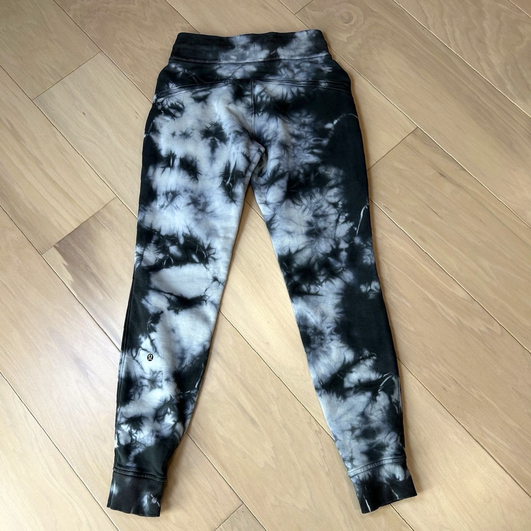 Lululemon VINTAGE Lululemon Warm Down Jogger 4 Women Tie Dye 7/8 Inseam 28 Black White Gray Jogger Pants Size 27" / US 4 / IT 40 - 3 Thumbnail