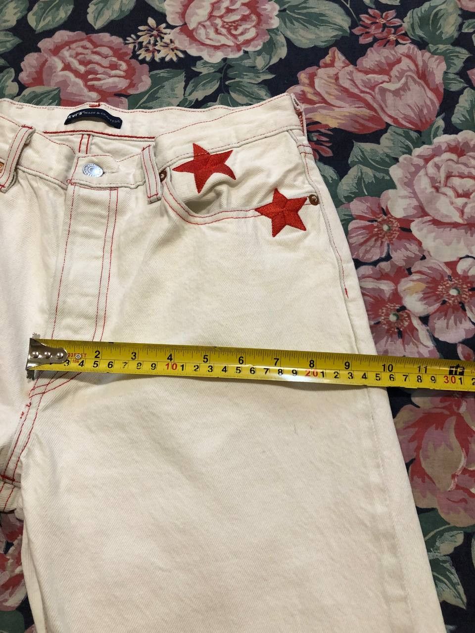Levi's Vintage Levi's print stars Y2K jeans white streetwear Size 28" / US 6 / IT 42 - 13 Thumbnail