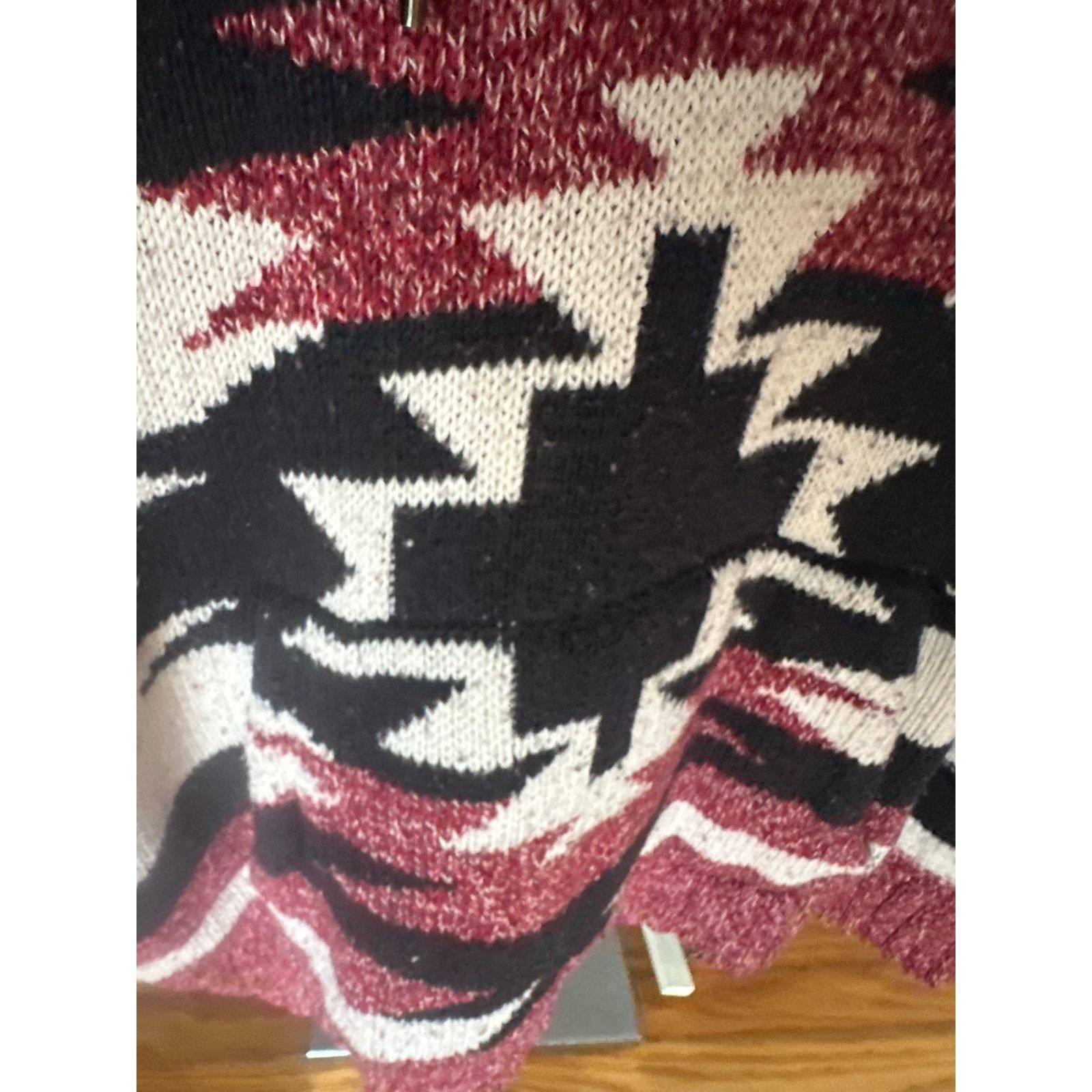 American Eagle Outfitters American Eagle Aztec Tribal Hoodie Red/White/Black Size L Size US L / EU 52-54 / 3 - 3 Thumbnail