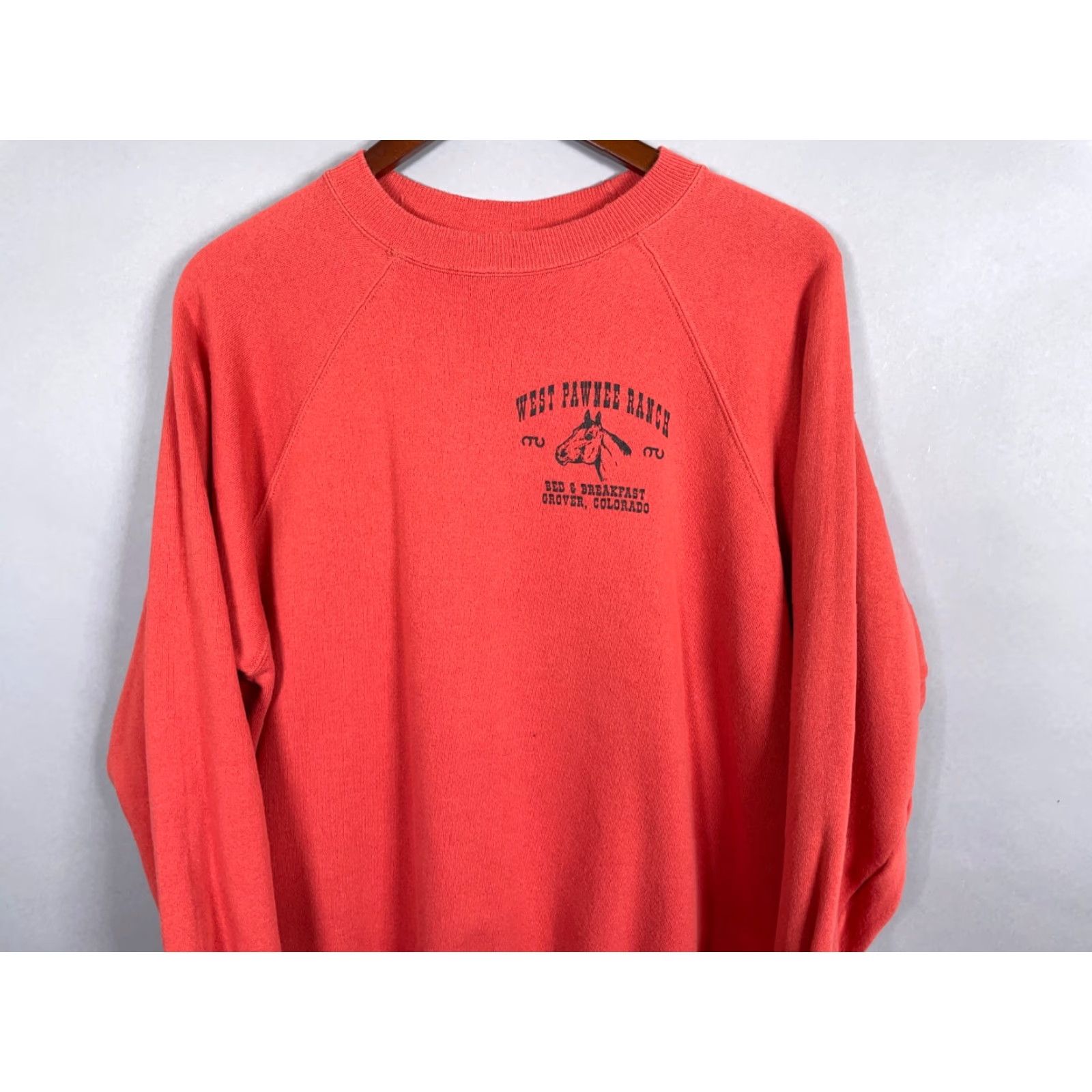 Hanes VINTAGE Hanes Sweatshirt Women West Pawnee Ranch Bed & Breakfast Raglan Long Sleeve Crew Neck Red 90s City Graphic Print Washed Red Size L / US 10 / IT 46 - 4 Thumbnail