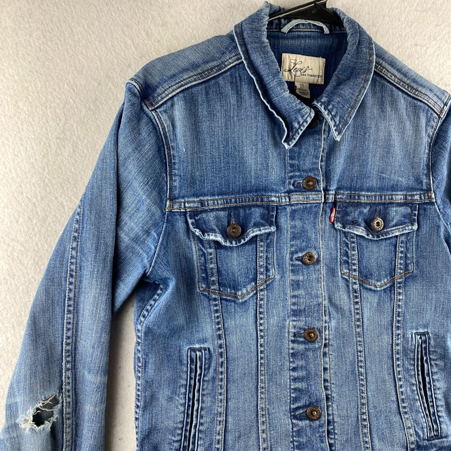 Levi's Levi's Denim Trucker Jacket Womens Large L Blue Distressed Rip Button-Up Size 36" / US 14 / IT 50 - 4 Thumbnail
