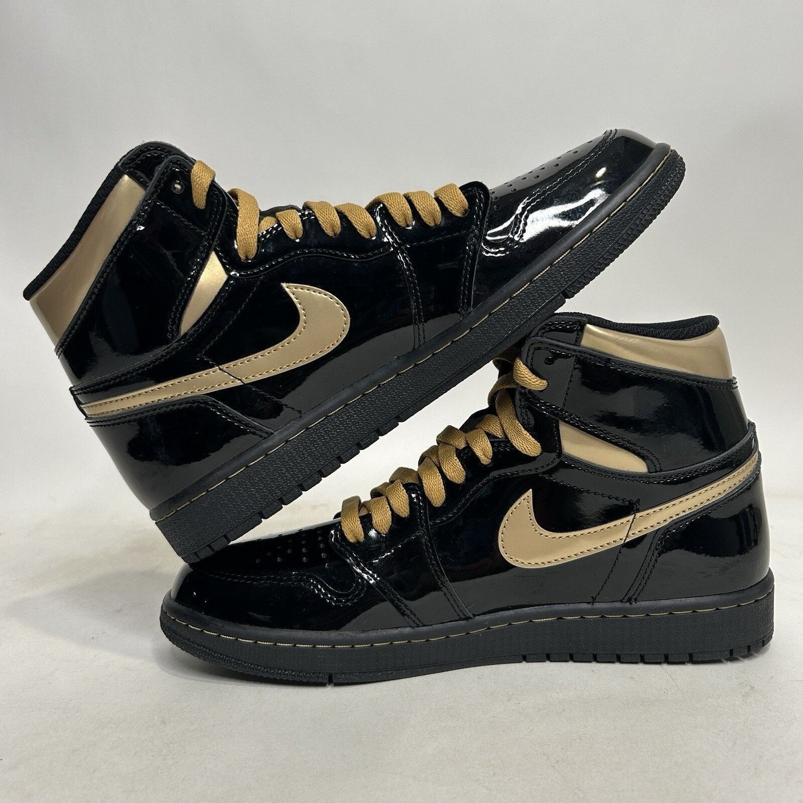 Nike Nike Air Jordan 1 Retro High OG “Black Metallic Gold” Size US 8.5 / EU 41-42 - 3 Thumbnail