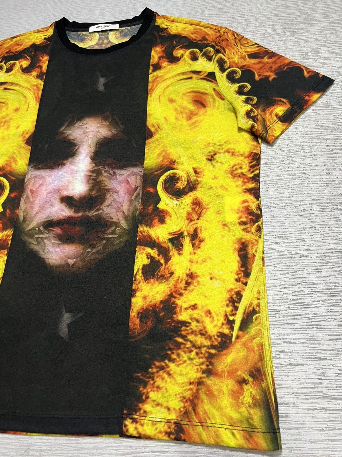 Givenchy Givenchy - Riccardo Tisci - “Madonna In Flames” T-Shirt Size US S / EU 44-46 / 1 - 6 Thumbnail