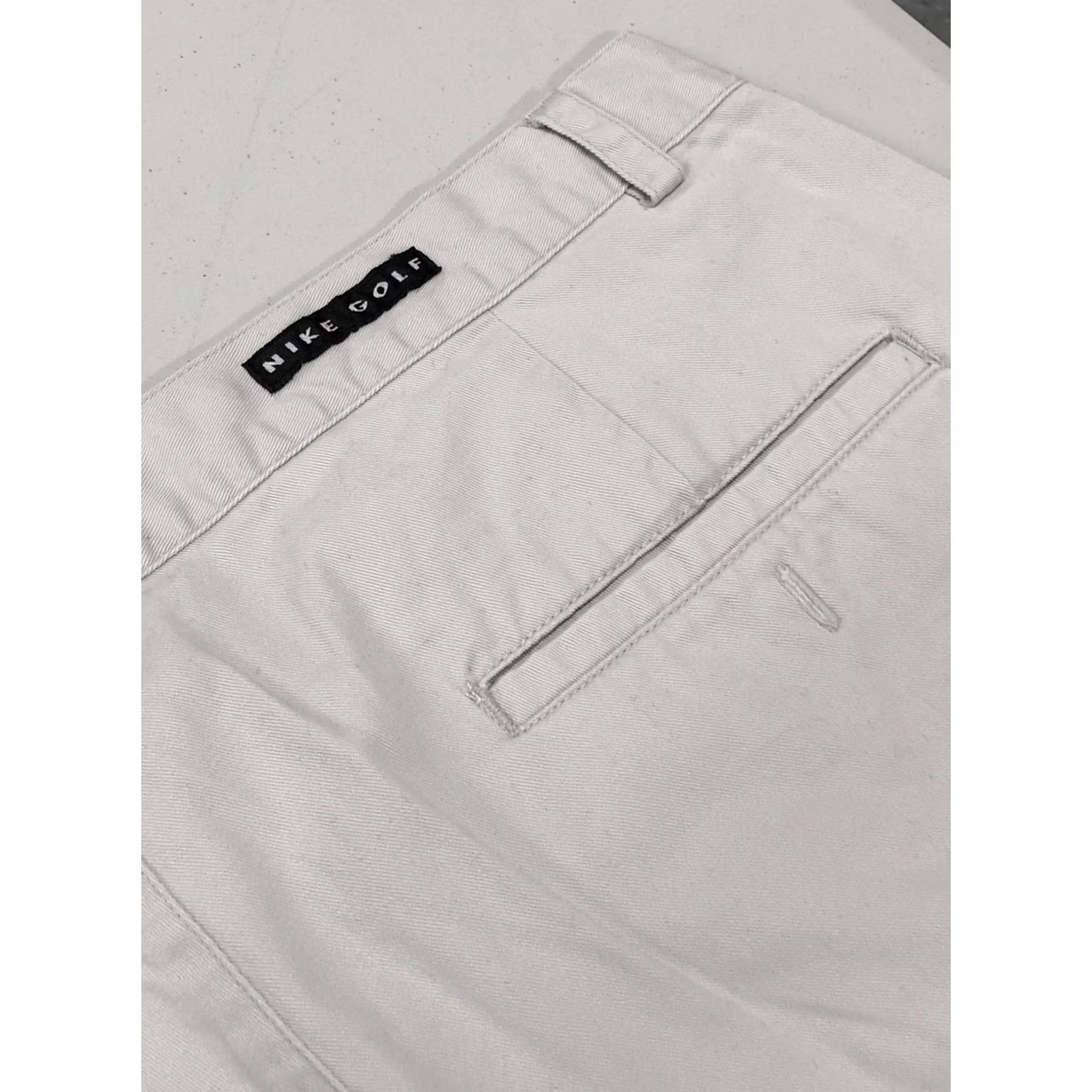 Nike VTG Nike Golf Shorts Mens 37x 7 (Tag 38) Khaki Tan Chino Pleated Short Cotton - Vintage Size US 37 - 6 Thumbnail