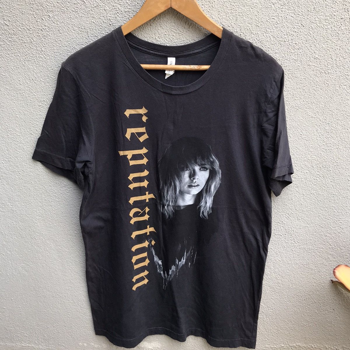 Band Tees TAYLOR SWIFT pop singer tee tour y2k Size US M / EU 48-50 / 2 - 2 Thumbnail