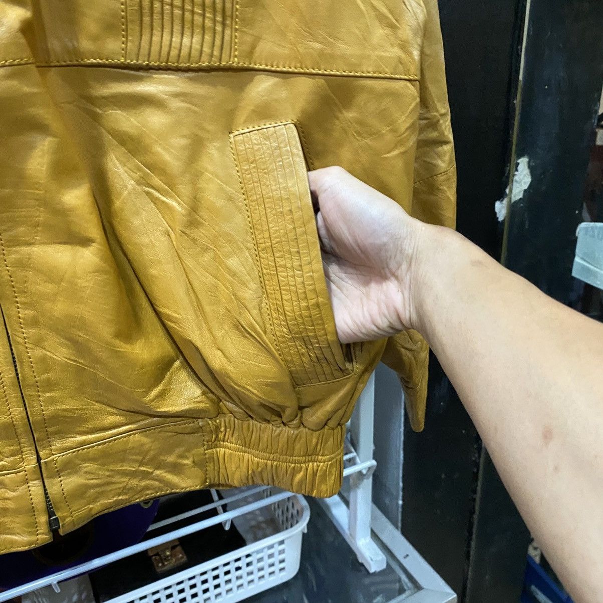 Vintage Vintage TONI MIR Spain Leather Biker Jacket Heraldic Lining Size US L / EU 52-54 / 3 - 8 Thumbnail