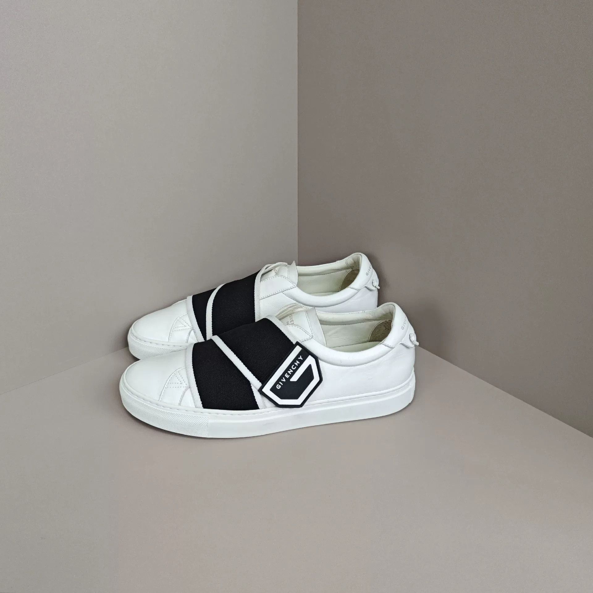 Givenchy Givenchy Lowtop Sneakers 9 Men Size US 9 / EU 42 - 1 Thumbnail