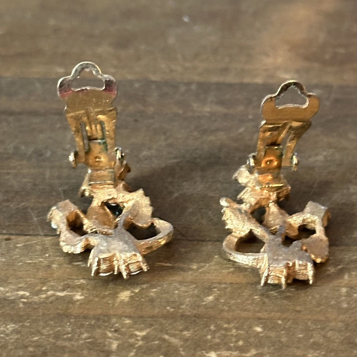 Vintage Vintage gold tone Aurora Borealis leaves clip on earring Size ONE SIZE - 4 Thumbnail