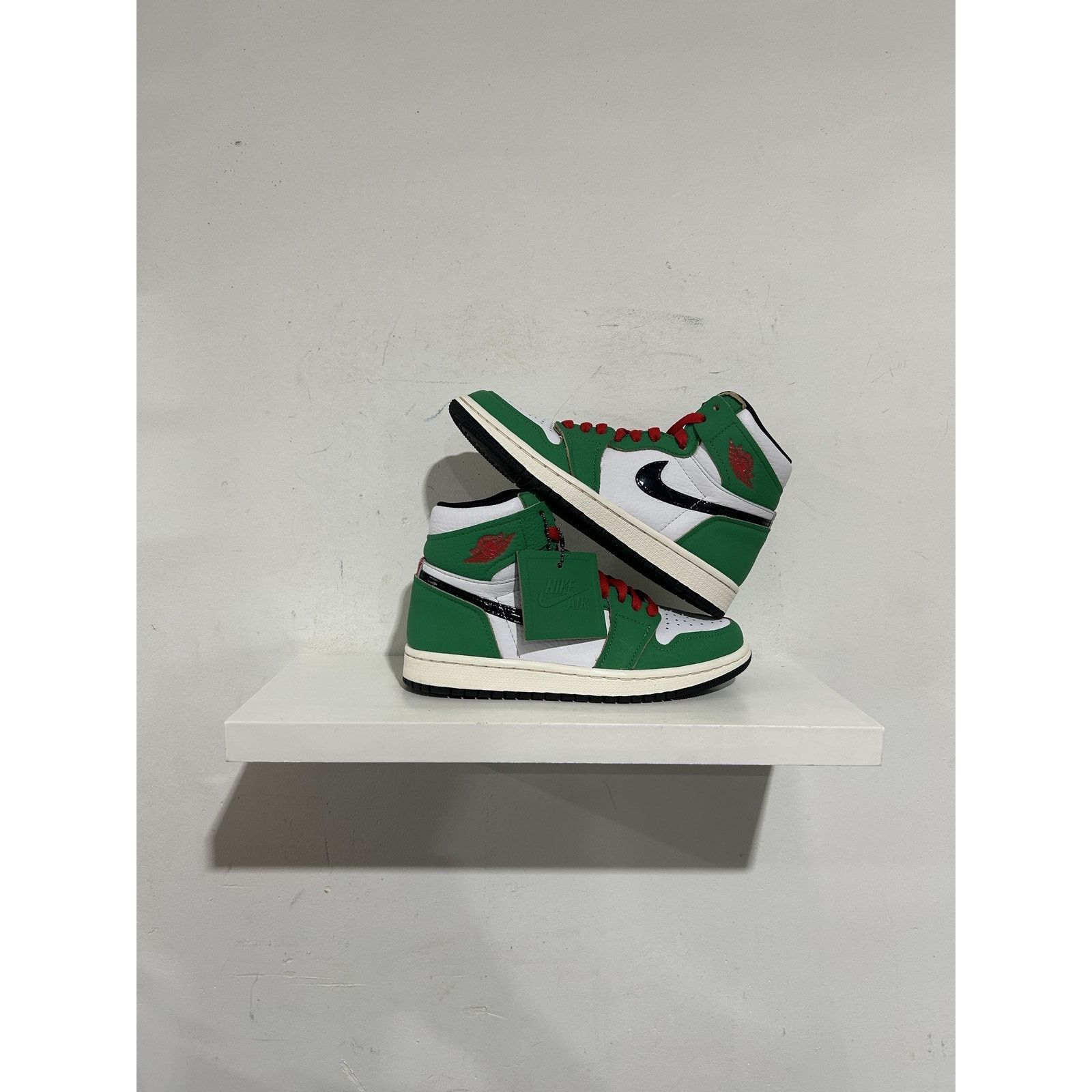 Nike NIKE JORDAN 1 LUCKY GREEN SIZE 6W (4.5 US) PREOWNED Size US 6 / IT 36 - 1 Thumbnail