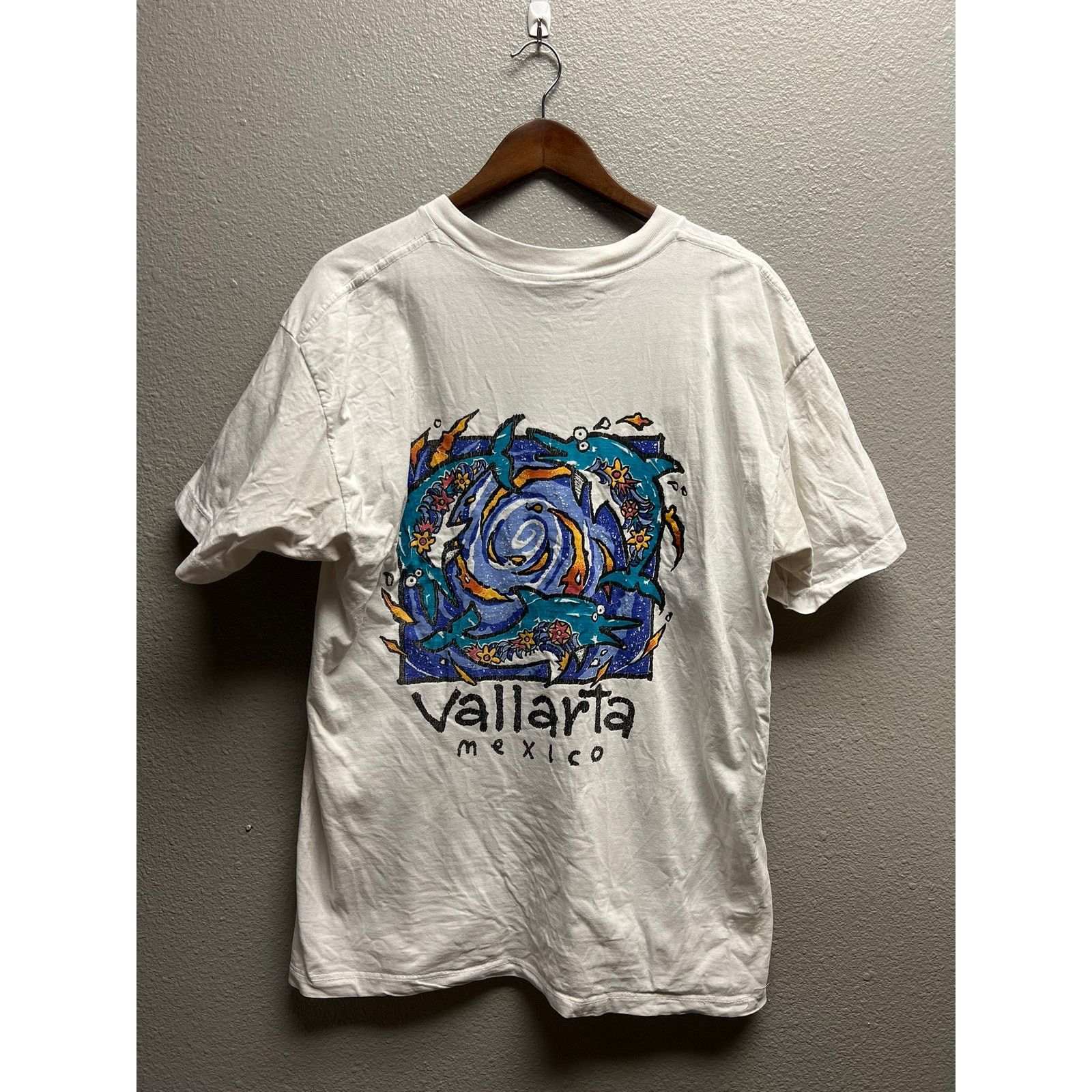 Vintage Vintage Dolphin Shirt Vallarta Mexico White Fish Tee Worn L Size US L / EU 52-54 / 3 - 1 Thumbnail