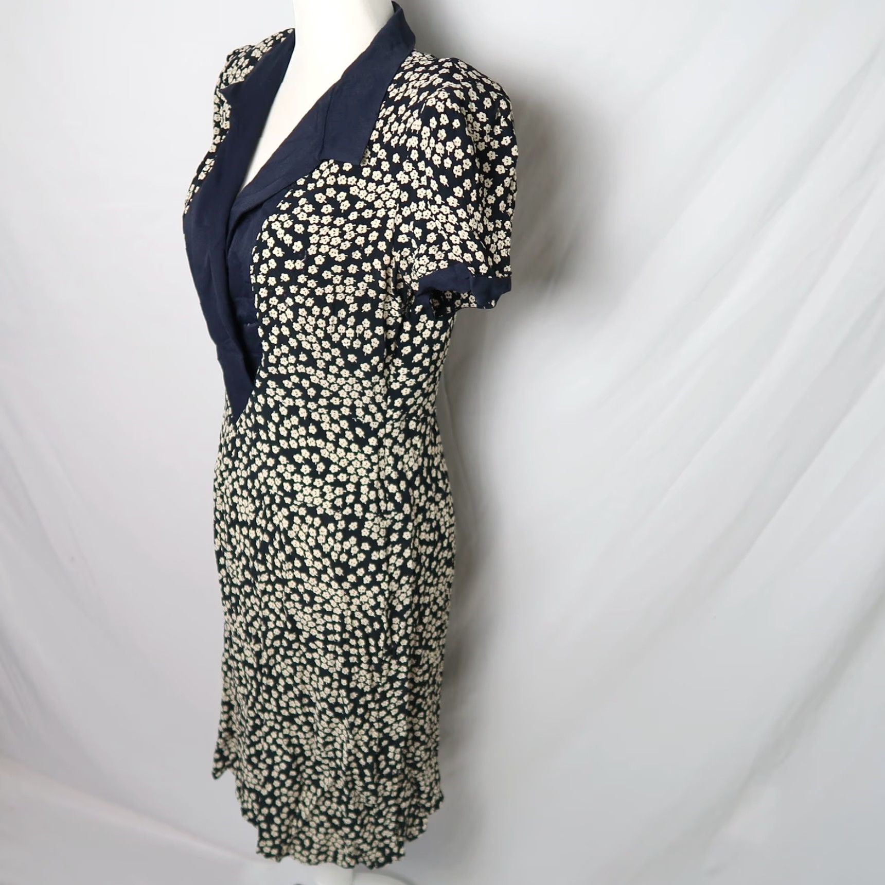 Vintage VINTAGE 90s shirt dress navy blue cream ditsy floral midi S Bohemian casual Size S / US 4 / IT 40 - 3 Thumbnail