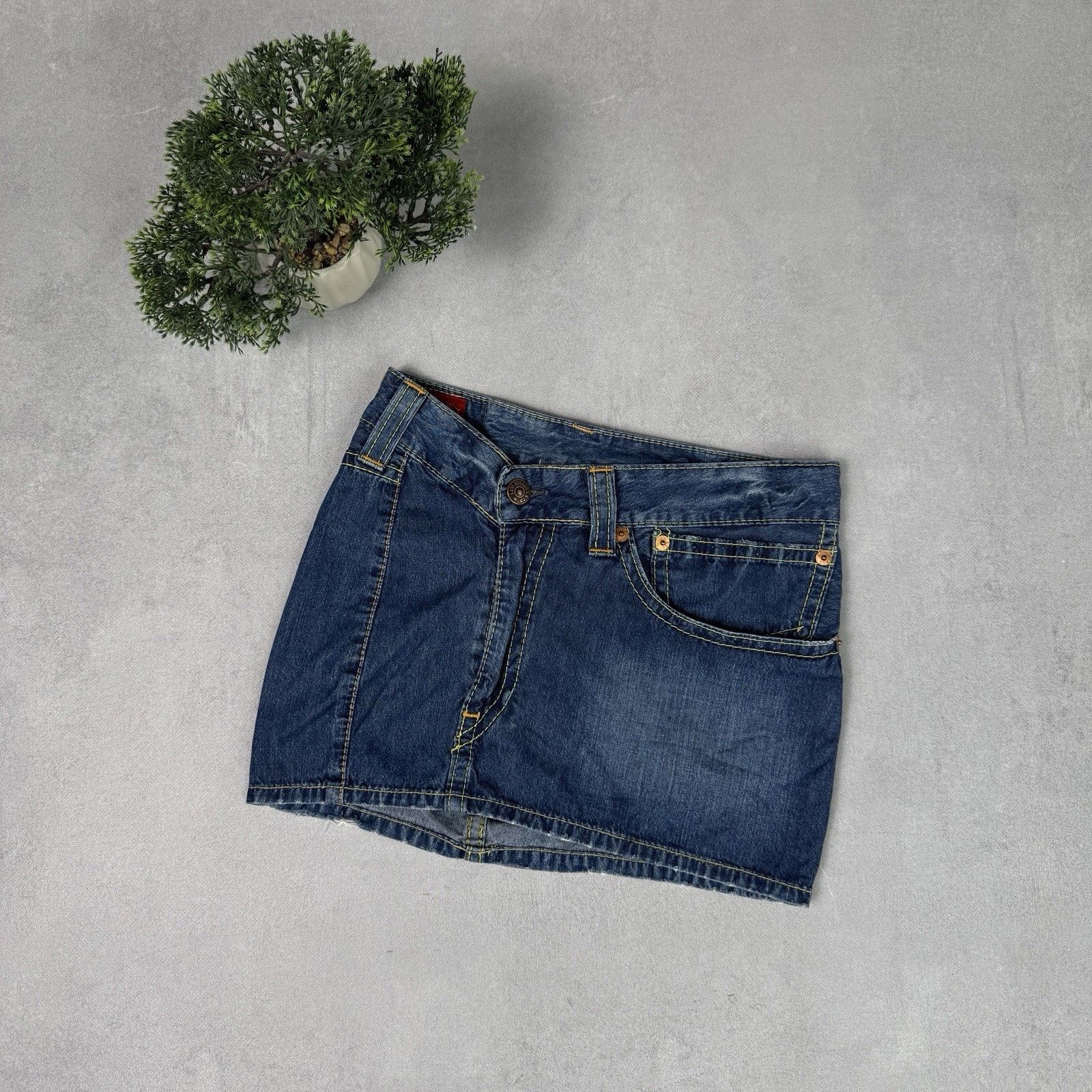 Levi's Vintage Levis Mini Skirt Size Sx Blue Denim Short Size 28" / US 6 / IT 42 - 1 Thumbnail