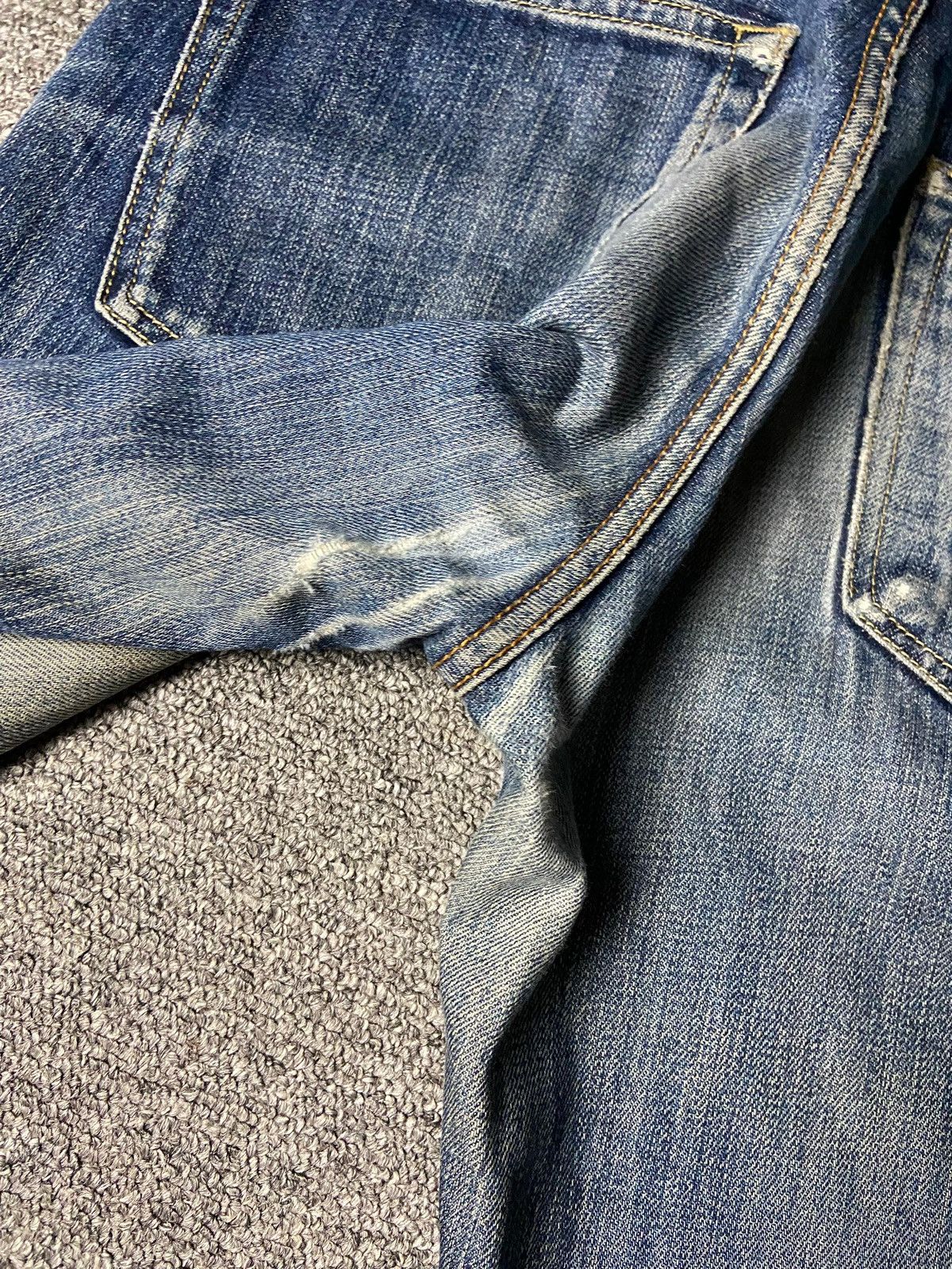 Uniqlo Uniqlo Distressed Ripped Denim Jeans (164) Size US 31 - 2 Thumbnail