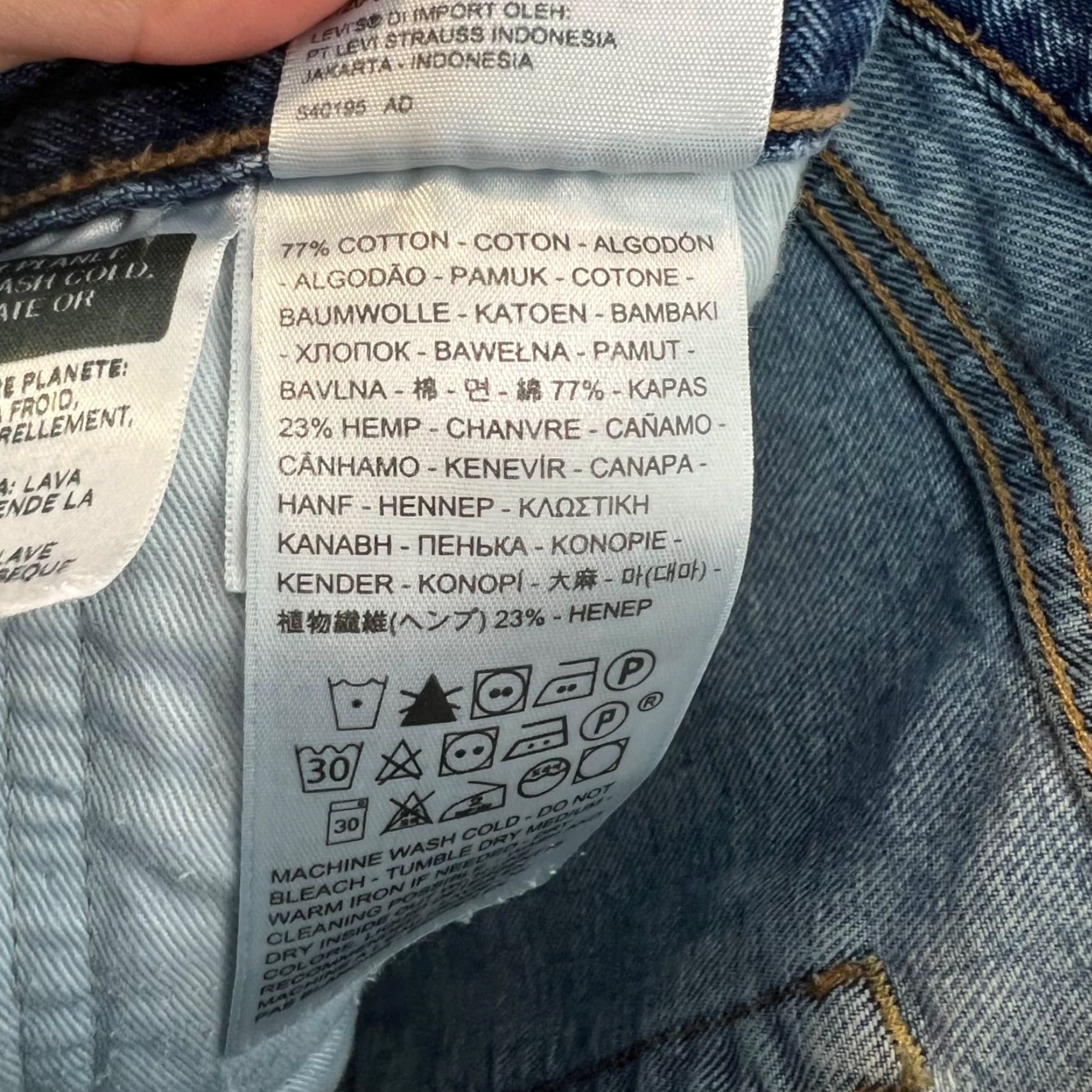 Levi's Levi's 551 Jeans - Denim Straight Leg Men’s Jeans 32x32 Blue Vintage/Used 8/10 Boys? No, Mens. Size US 32 / EU 48 - 3 Thumbnail